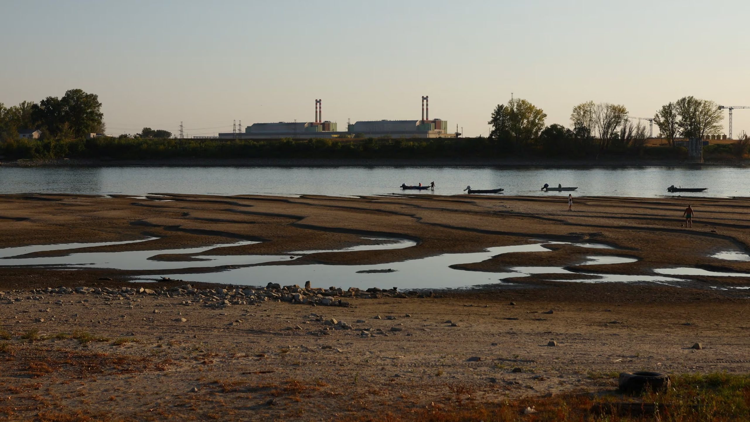 La central nuclear de Paks, con el cauce del Danubio parcialmente seco en Dunaszentbenedek, Hungría, el 31 de julio de 2026. (REUTERS/Bernadett Szabo)