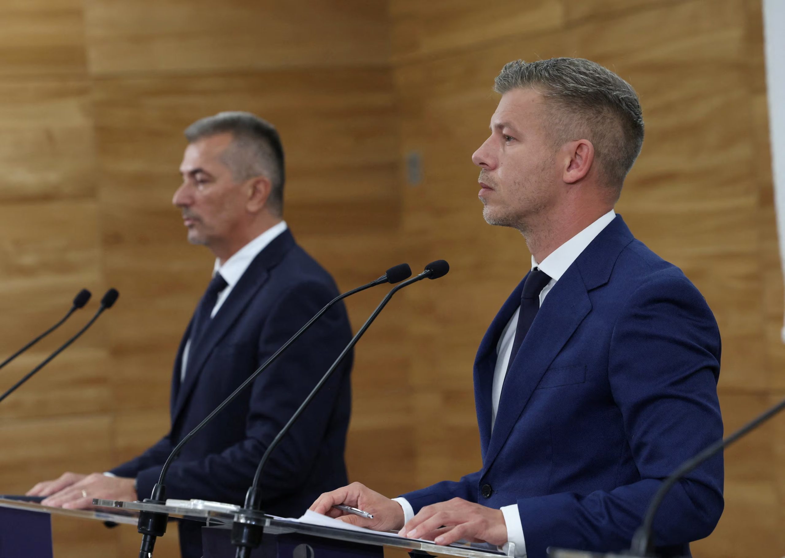 Péter Magyar y el subdirector ejecutivo de Paks, Laszlo Nagy, en la conferencia de prensa donde se anunció el cierre inminente de la central, en Paks, Hungría. (REUTERS/Bernadett Szabo)