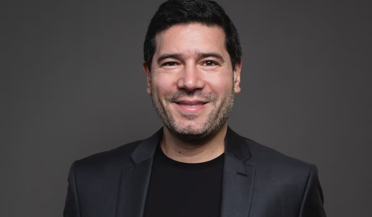 Las plataformas abiertas fortalecen la gobernanza y el control sobre los datos estratégicos, explica Thiago Araki, director sénior de Tecnología para América Latina en Red Hat. (Red Hat)