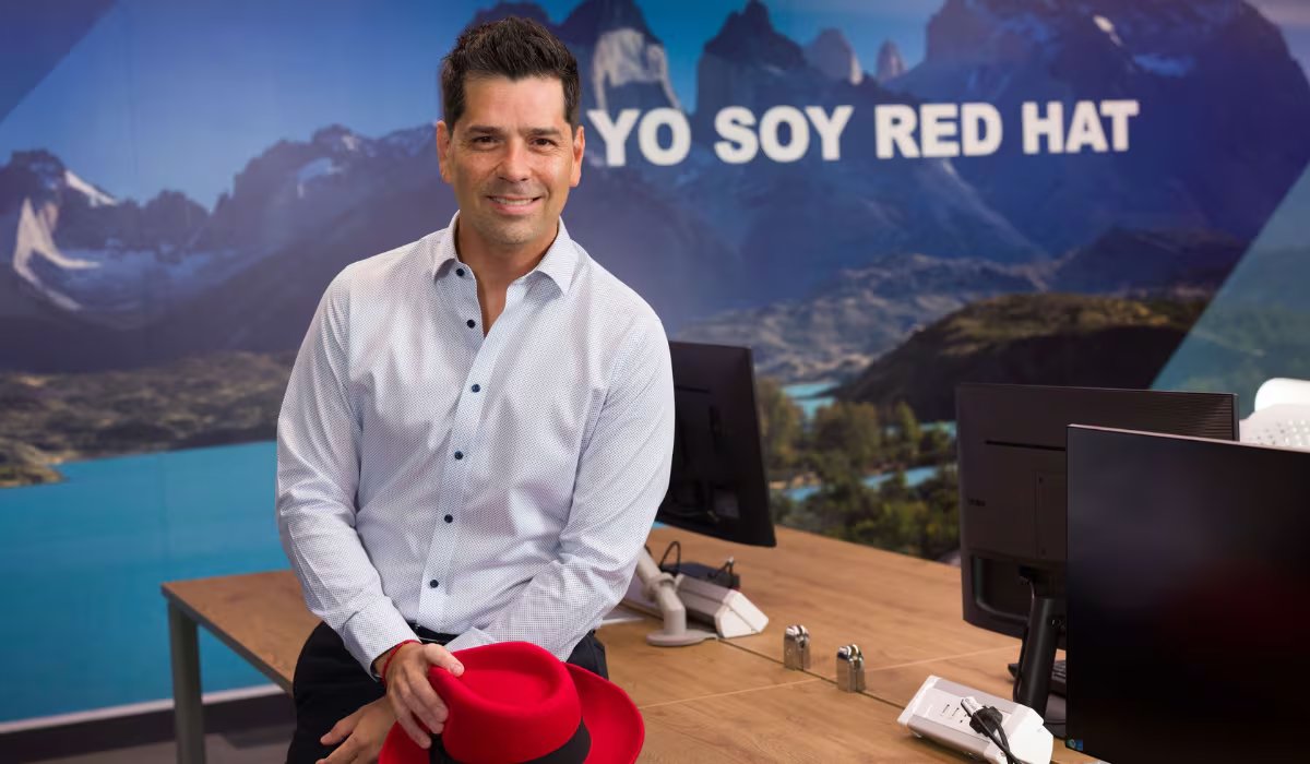 La automatización permite reducir errores humanos y reforzar la seguridad de los sistemas públicos, señala Daniel Romero, gerente sénior de Automatización para América Latina en Red Hat. (Red Hat)