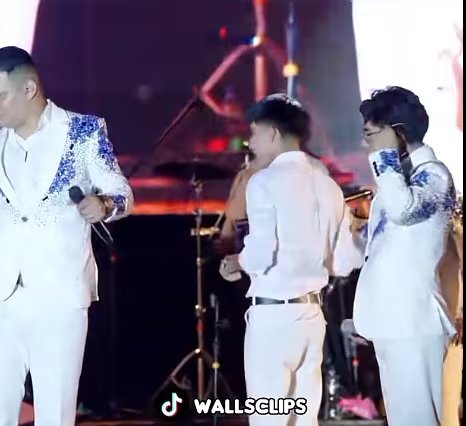 Los integrantes del grupo musical La Bella Luz reaccionan en el escenario tras sufrir una agresión durante una presentación en vivo.