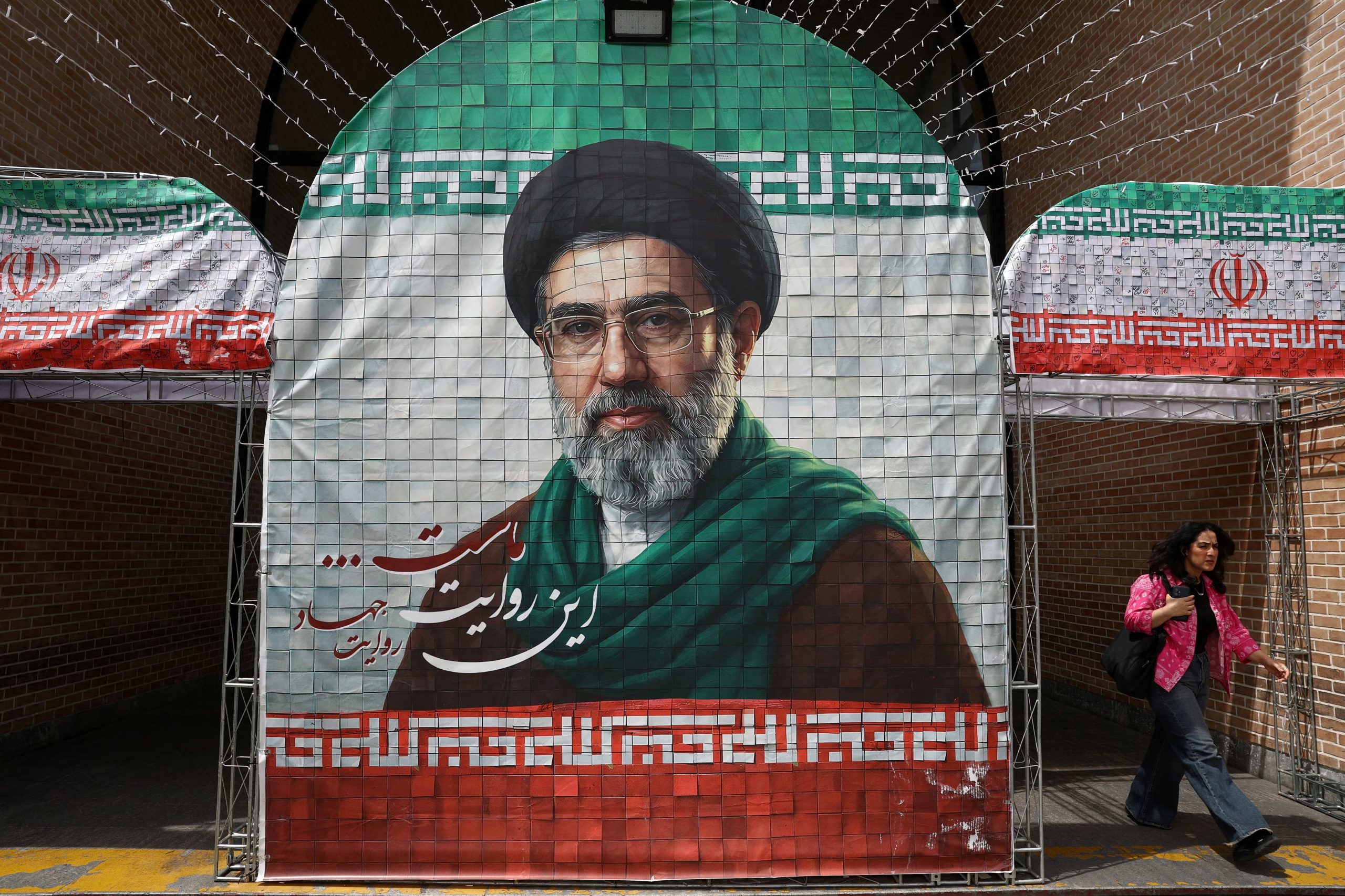 Una gigantografía con la imagen de Mojtaba Khamenei forma parte del paisaje urbano de Teherán tras su designación como líder supremo (REUTERS/Archivo)
