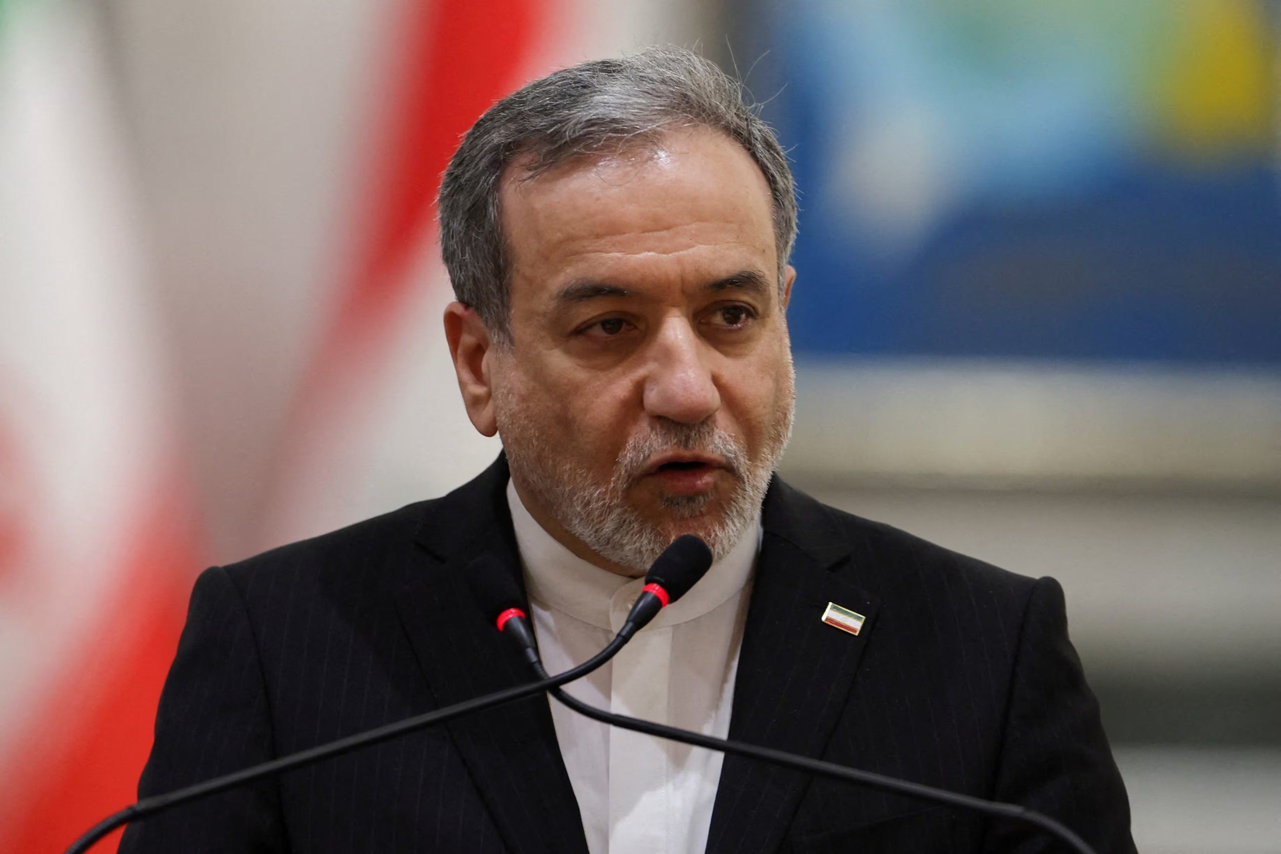 El ministro de Exteriores de Irán, Abbas Araqchi, durante una conferencia de prensa en Bagdad (REUTERS/Thaier Al-Sudani/Archivo)