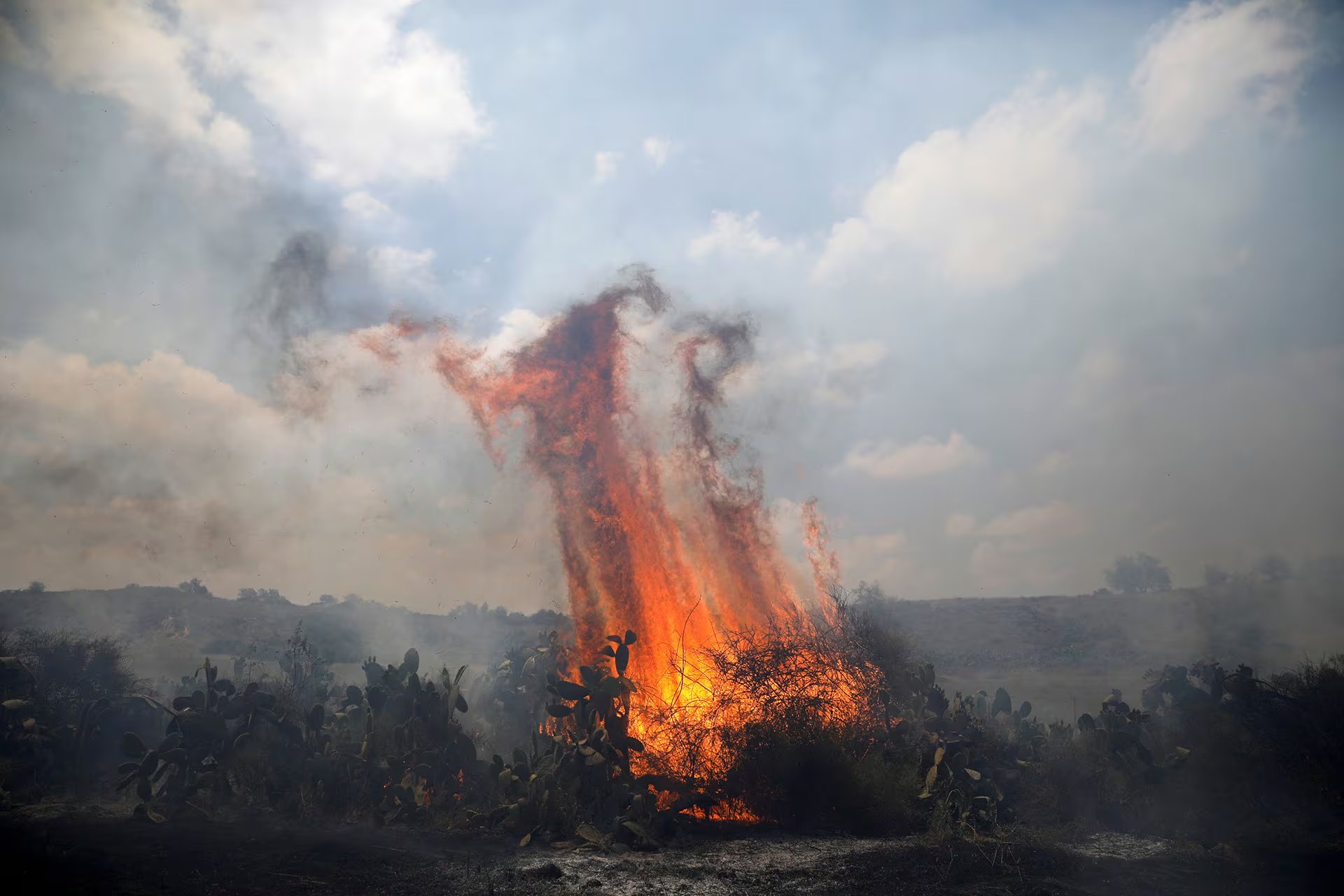 Los residentes del sur de Israel recordaron los incendios causados por cometas y globos lanzados desde Gaza y reclamaron una respuesta del Ejército. (Reuters)