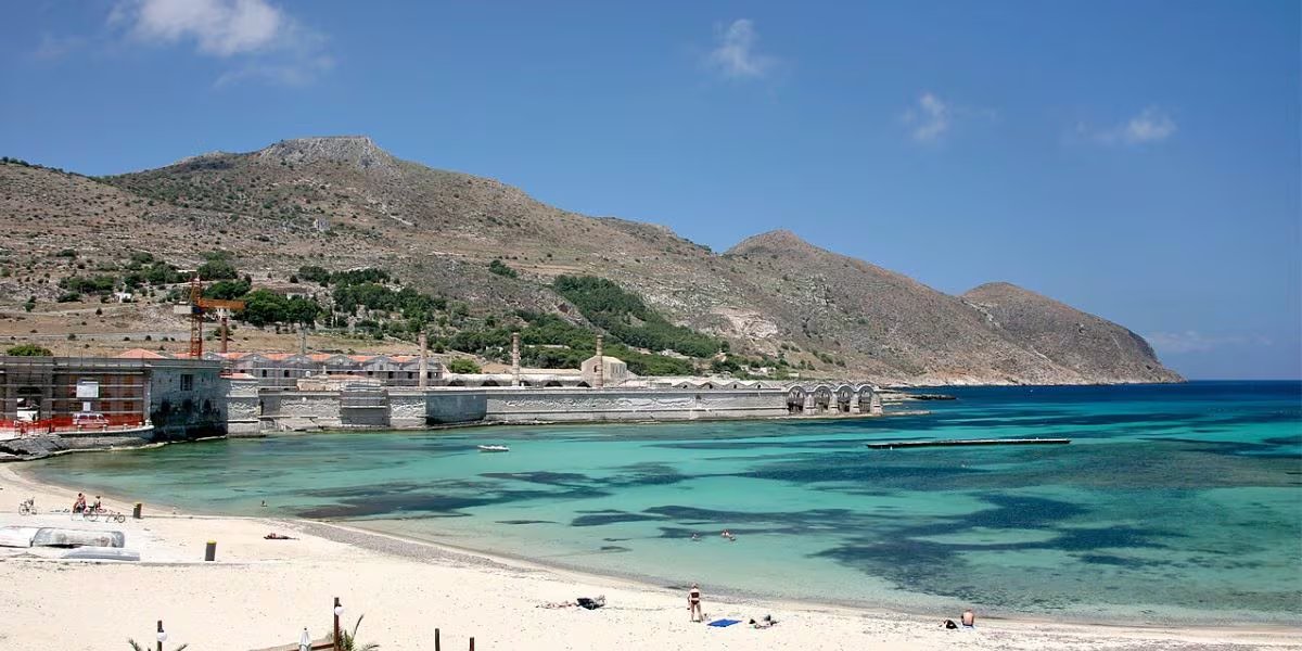 El rodaje de La Odisea en Sicilia se concentró en Favignana, con escenas en Cala Rotonda y el Castillo de Santa Caterina (Wikimedia Commons)