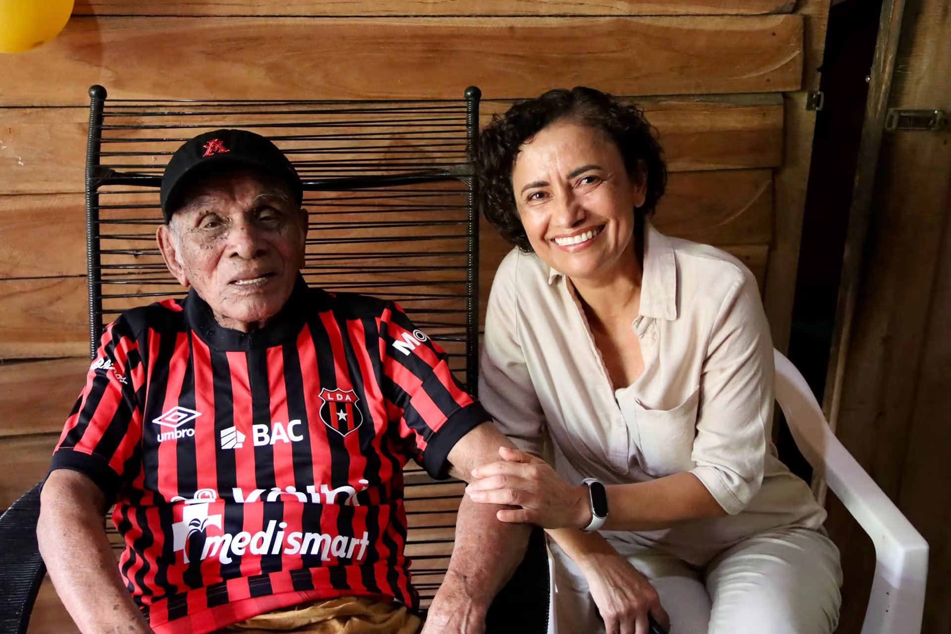 José Flores cumplió 119 años, en la foto junto a Yorleny León Marchena, ministra de Desarrollo Humano e Inclusión Social de Costa Rica. Foto: @yorlenyleoncr.