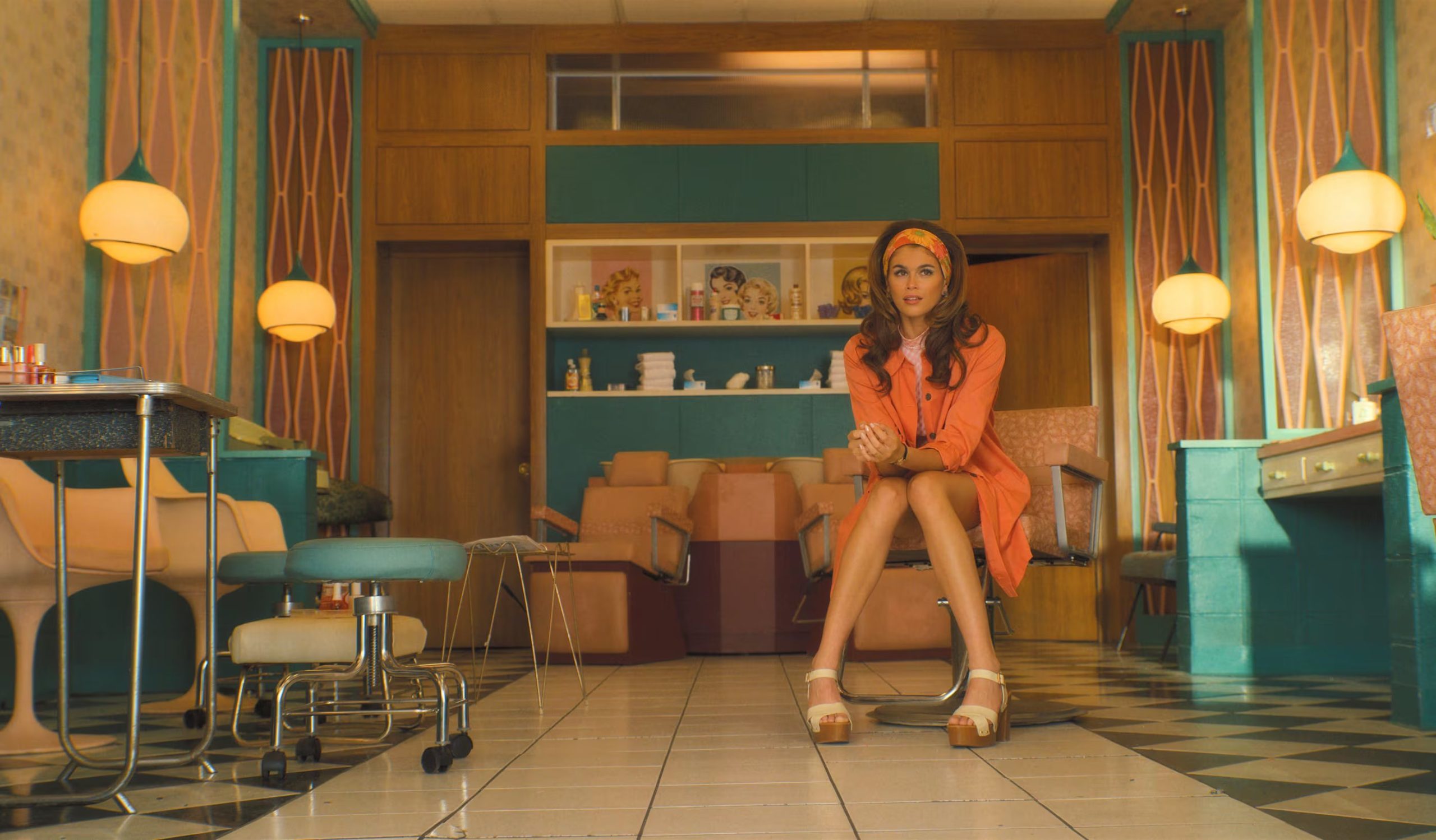En esta imagen proporcionada por Apple TV+, Kaia Gerber en una escena de la serie