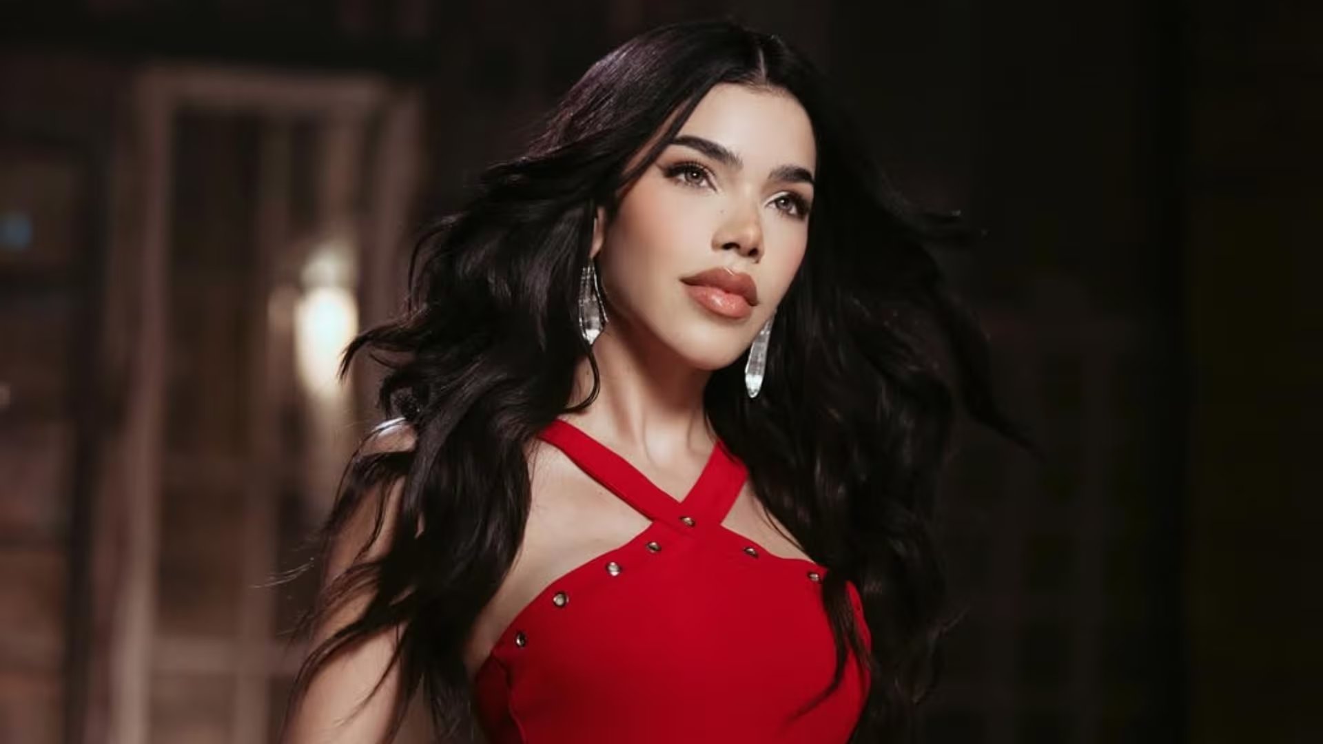 Kenia Os, la reconocida cantante y youtuber, posa en un evento mientras se destaca por su reciente apoyo económico de 1.5 millones de pesos a la madre de Kimberly Loaiza. (Kenia OS)