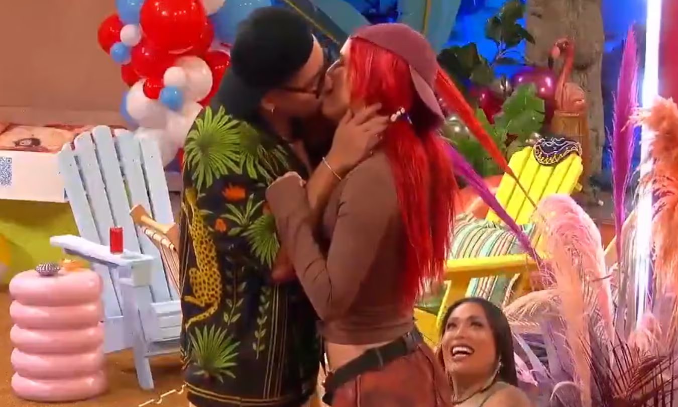 Ese Pérez y Flor Vigna se besaron durante le Fiesta Temática (Captura de pantalla )