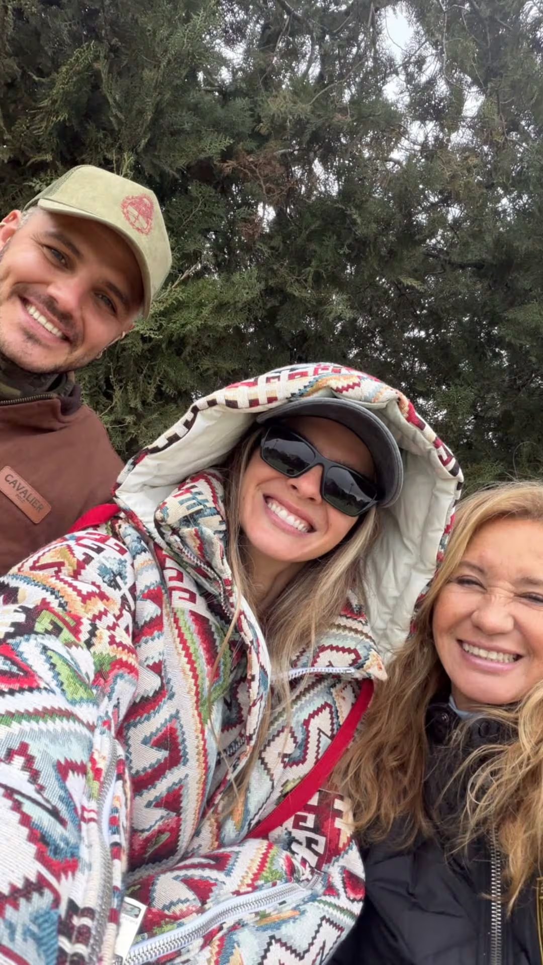 Mauro, Eugenia y la mamá de la actriz en un partido de hockey de Rufina, la hija mayor de Suárez (Instagram)