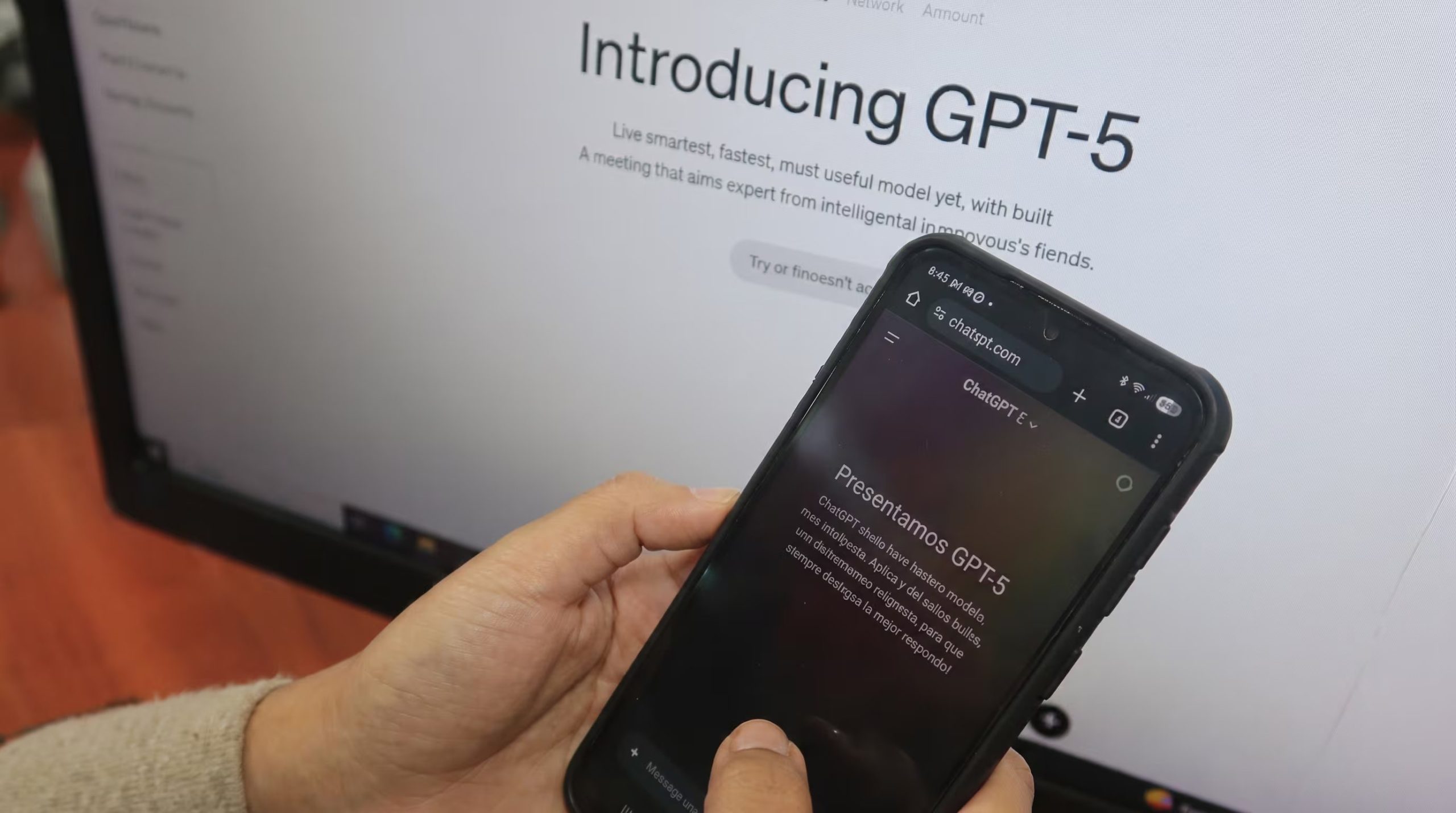Una persona manipula un smartphone que exhibe la interfaz de GPT-5, y la escena subraya la integración de la inteligencia artificial en el ámbito profesional. (Agencia Andina)