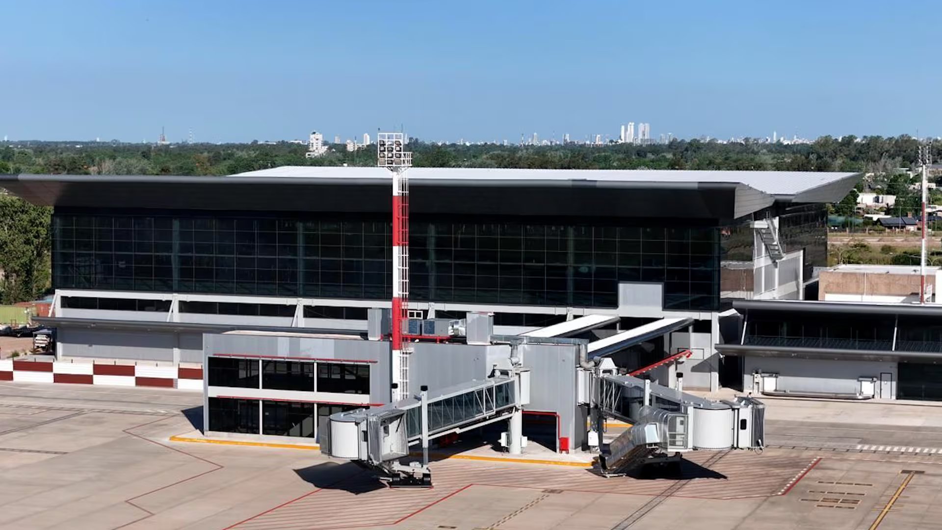 Apenas aterrizaron en el Aeropuerto Internacional de Rosario, los pasajeros fueron demorados
