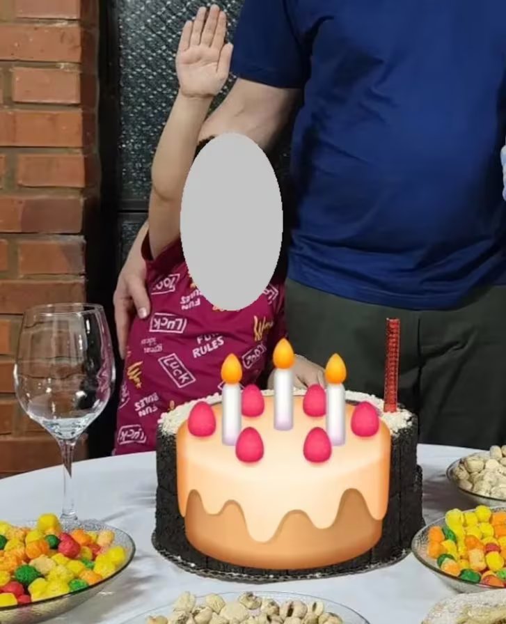 El menor haciendo el saludo nazi. La imagen fue retocada por su madre luego del repudio en redes: ocultó la identidad del niño y la simbología fascista en la torta