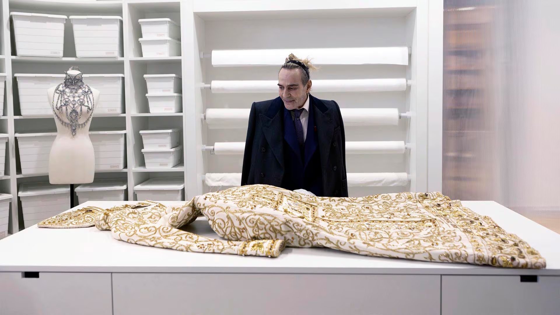Galliano fue condenado en París en 2011 por comentarios antisemitas, racistas y antiasiáticos, un antecedente que reactivó la polémica por el homenaje del Met (David Harriman/MUBI via AP)