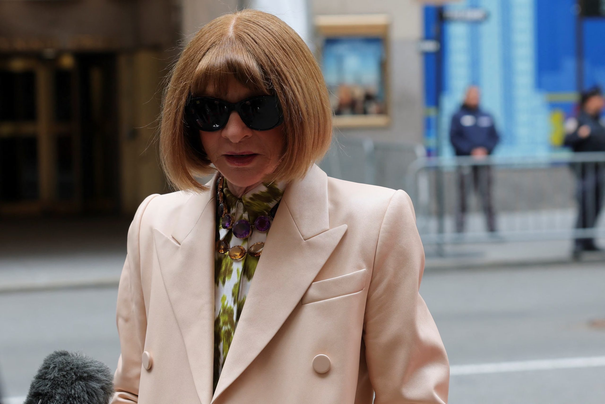 Anna Wintour, Andrew Bolton y John Galliano mantuvieron reuniones con rabinos y líderes judíos de Nueva York antes del anuncio de la exposición en el Met (REUTERS/Mike Segar)