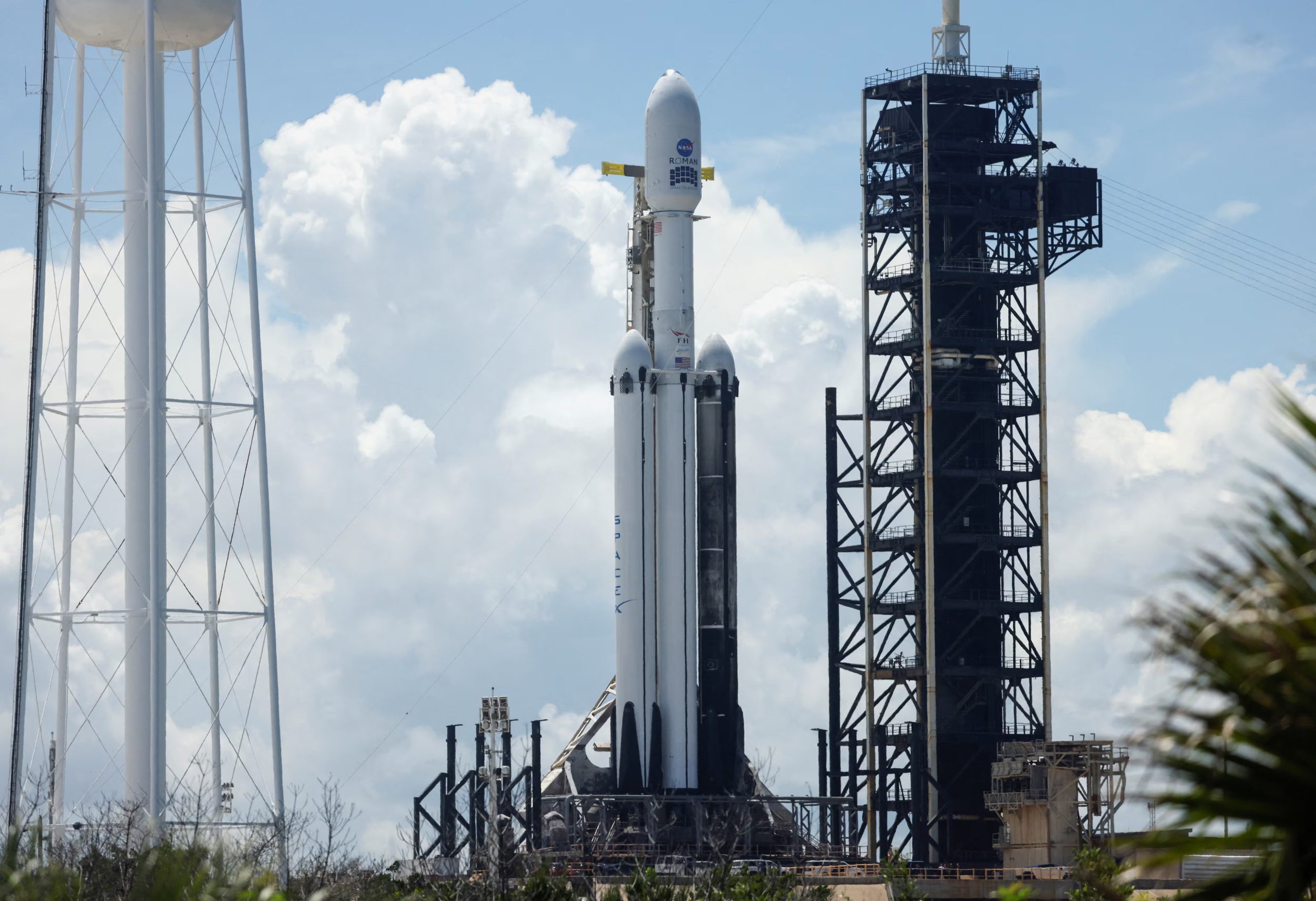 Un cohete Falcon Heavy de SpaceX está listo para su lanzamiento con el Telescopio Espacial Nancy Grace Roman de la NASA a bordo, en el Centro Espacial Kennedy de Cabo Cañaveral, Florida (EE. UU.), el 29 de agosto de 2026 (REUTERS/Joe Skipper)