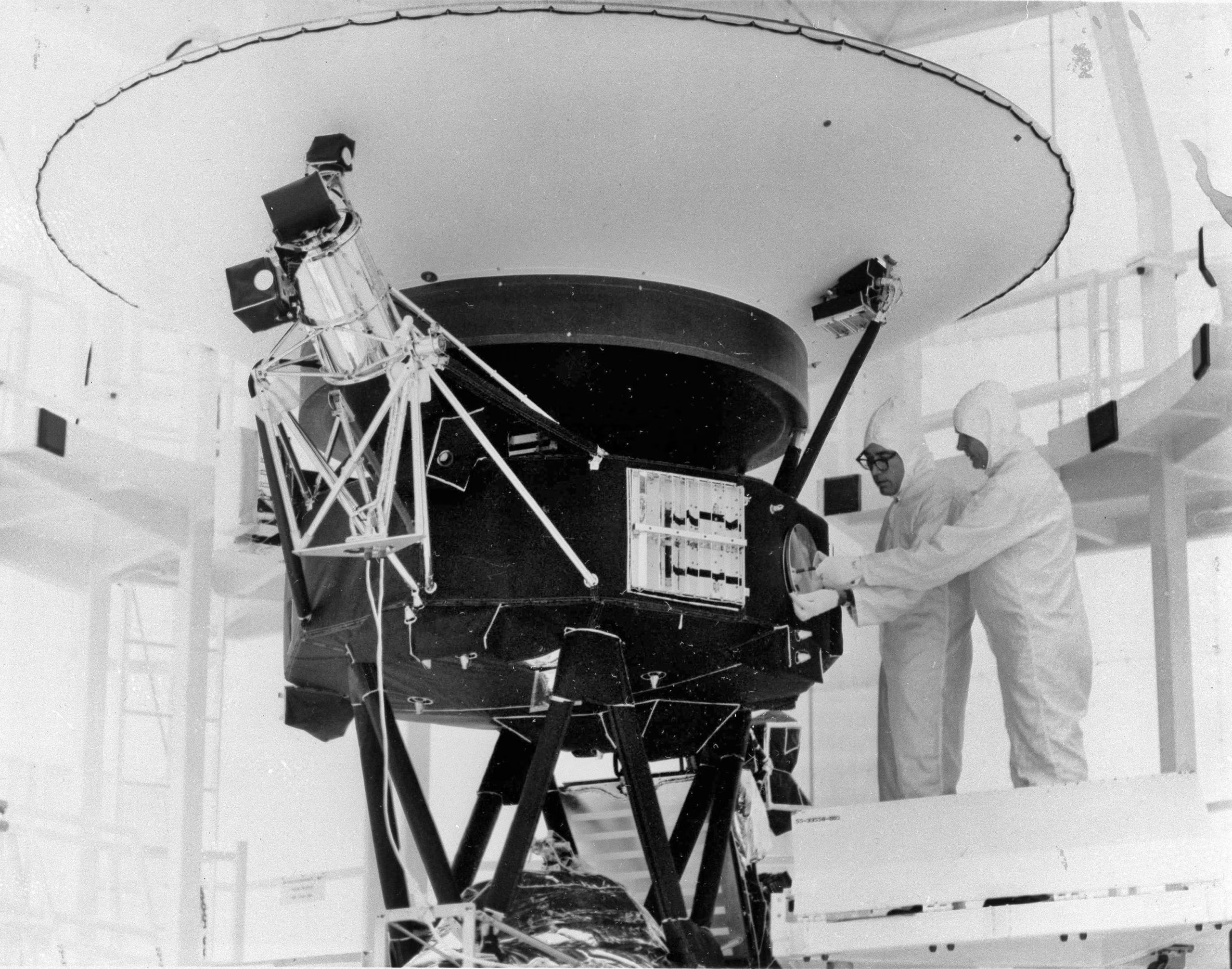 La Voyager 2 depende de generadores que producen electricidad mediante la desintegración del plutonio (Foto AP /NASA)