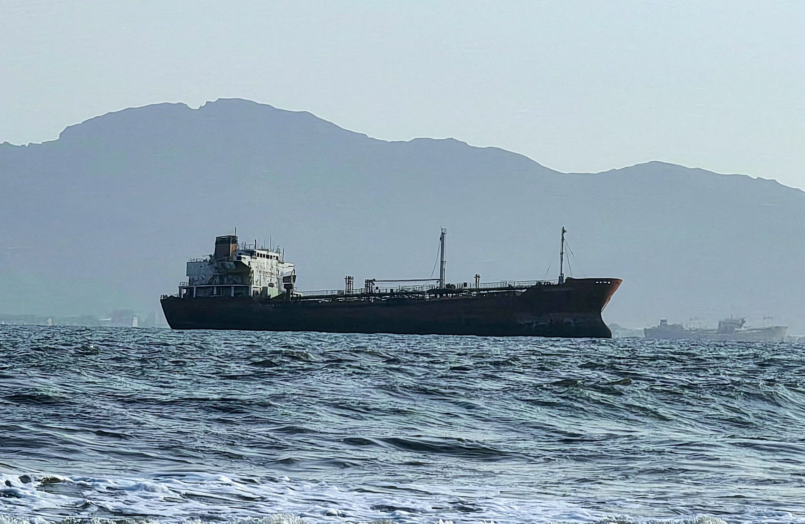 Foto referencial de un barco saudita en el mar Rojo, en la que un barco frente al puerto de Adén, donde el tráfico se mantuvo estable después de que los hutíes, alineados con Irán, afirmaran que sus fuerzas habían llevado a cabo ataques con misiles y drones contra petroleros saudíes, en Adén (Yemen), el 23 de julio de 2026 (REUTERS/Foto de archivo)