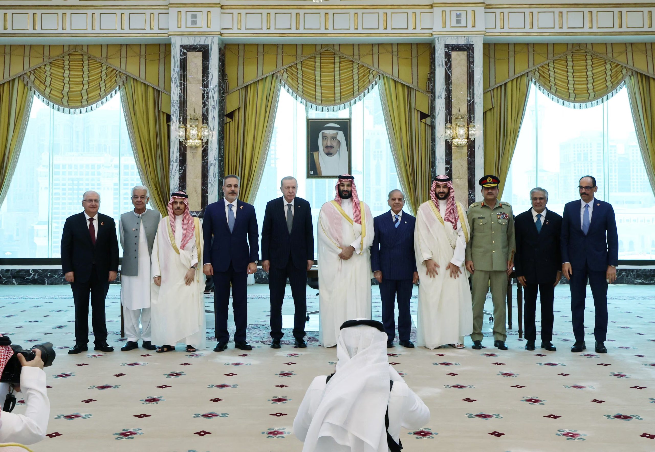 El presidente de Turquía, Tayyip Erdogan; el príncipe heredero de Arabia Saudita, Mohammed bin Salman; y el primer ministro de Pakistán, Shehbaz Sharif, acompañados por sus ministros de Asuntos Exteriores y de Defensa, posan tras firmar un acuerdo conjunto de defensa en La Meca, Arabia Saudita (Murat Cetinmuhurdar/Oficina de Prensa Presidencial de Turquía/Imagen cedida vía REUTERS)

