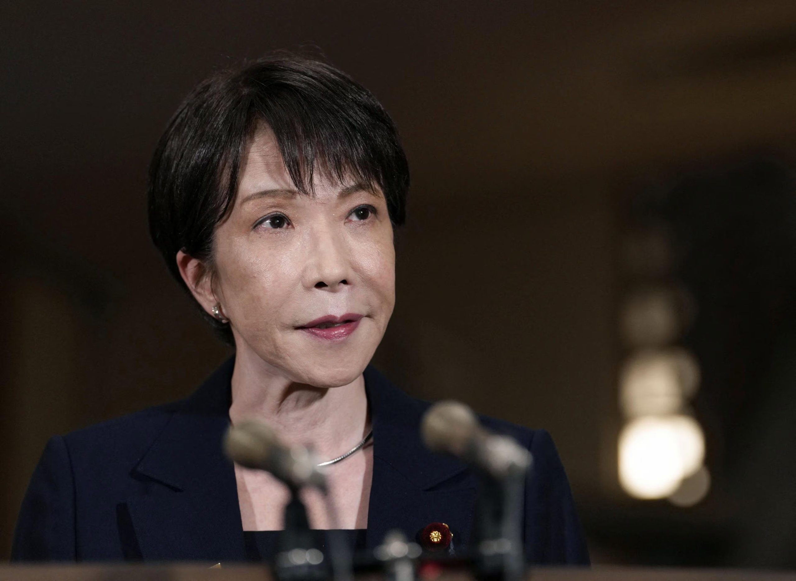 La primera ministra de Japón, Sanae Takaichi, habla con los medios de comunicación sobre la visita del presidente ruso, Vladímir Putin, a Iturup —una isla reclamada por Japón situada en el extremo de la cadena de las Kuriles, cerca de la isla de Hokkaido— en su residencia oficial de Tokio (Japón), el 13 de agosto de 2026 (Kyodo vía REUTERS)