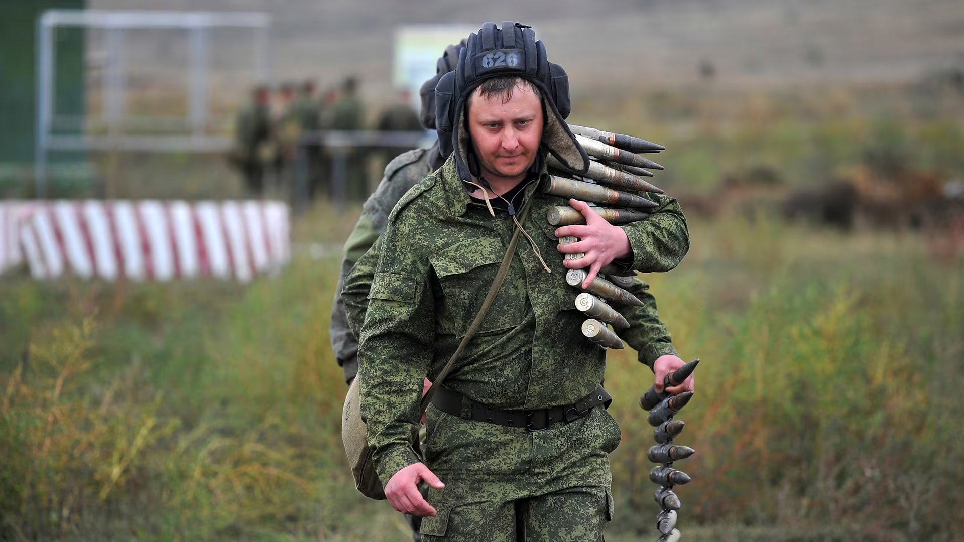 Reclutas transportan municiones durante un entrenamiento en un campo de tiro en la región de Rostov del Don, en el sur de Rusia (AP, Archivo)