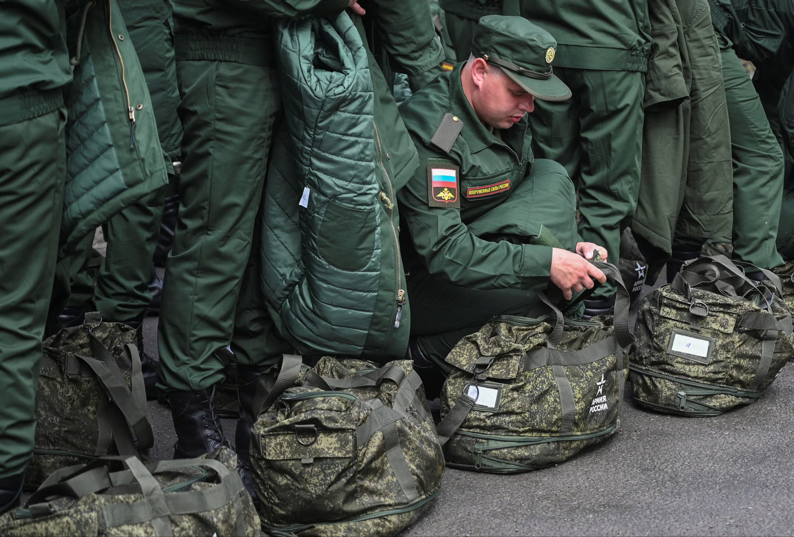 Reclutas rusos llamados al servicio militar se preparan para partir hacia sus guarniciones desde un centro de reclutamiento, en medio del conflicto en curso entre Rusia y Ucrania (REUTERS/Sergey Pivovarov/Archivo)