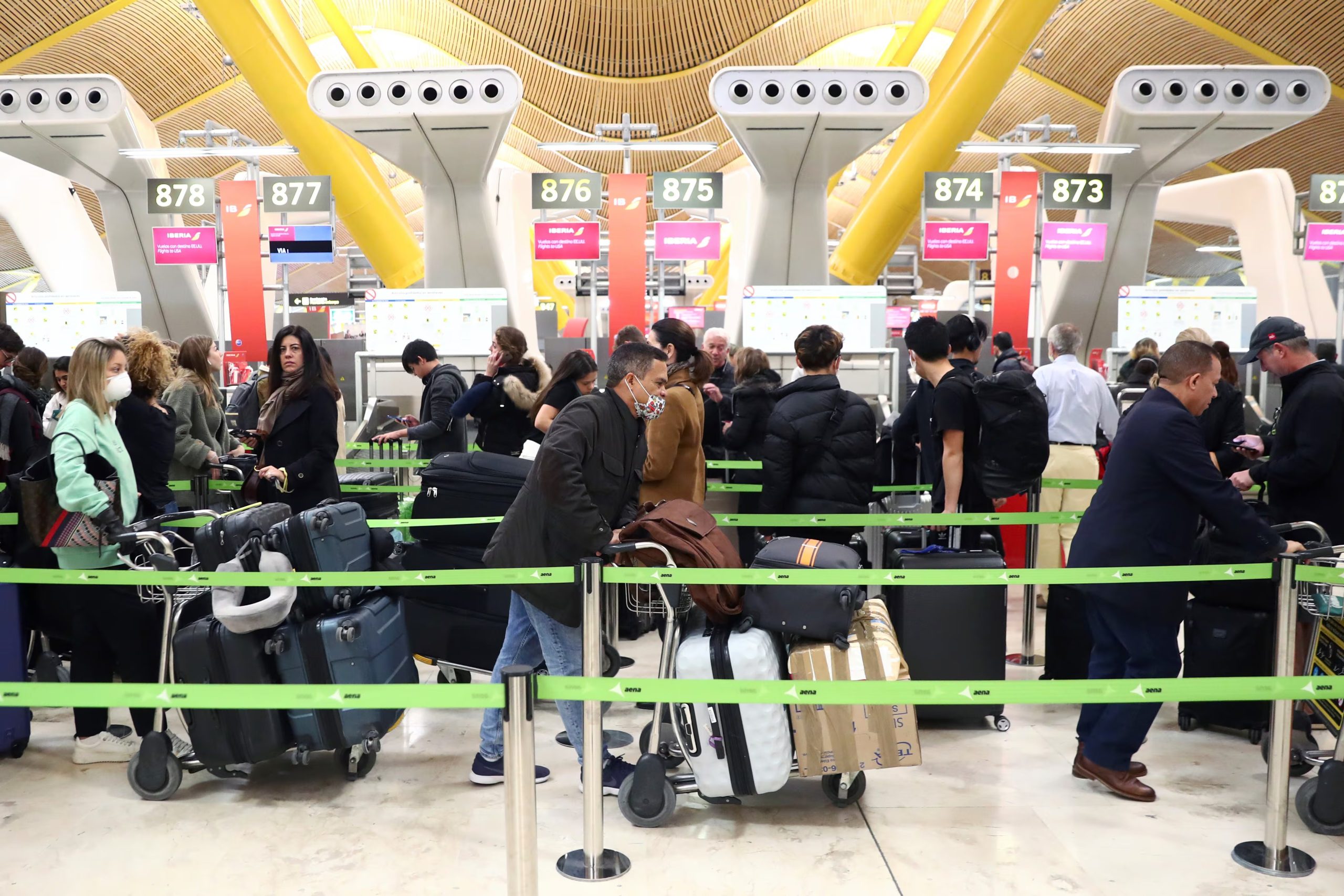 Pasajeros esperan para facturar antes de embarcar en el aeropuerto Adolfo Suárez Barajas (REUTERS / Sergio Pérez)