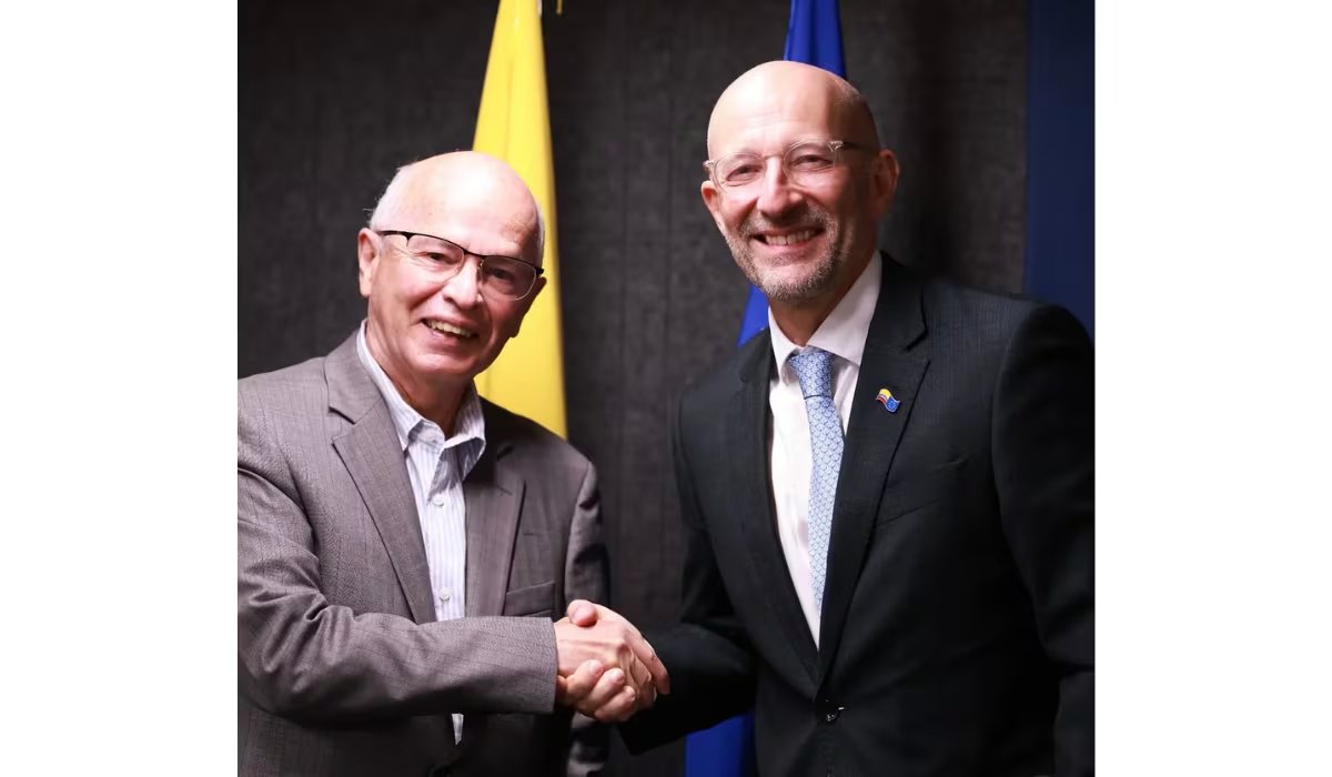 Director Ejecutivo Cintel, Manuel Martínez junto con el Embajador de la Unión Europea en Colombia, François Roudié (La Unión Europea)