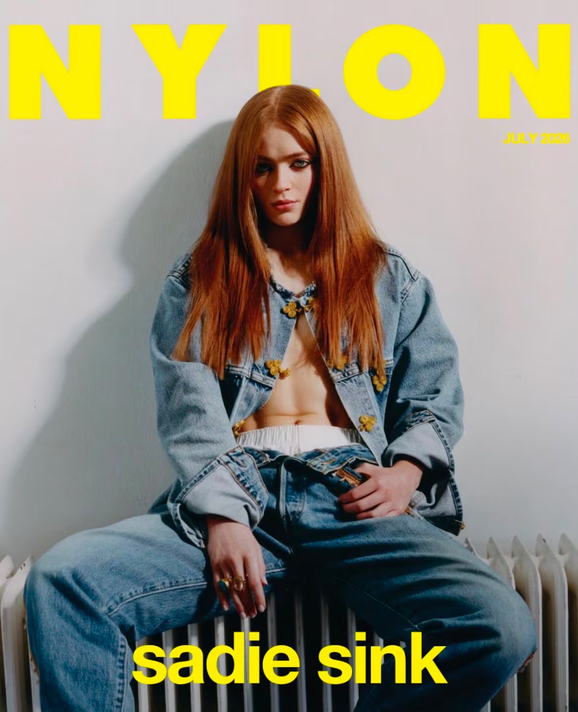 La inspiración vintage aparece en detalles sutiles sin convertir el look en un disfraz (Instagram/@nylonmag)