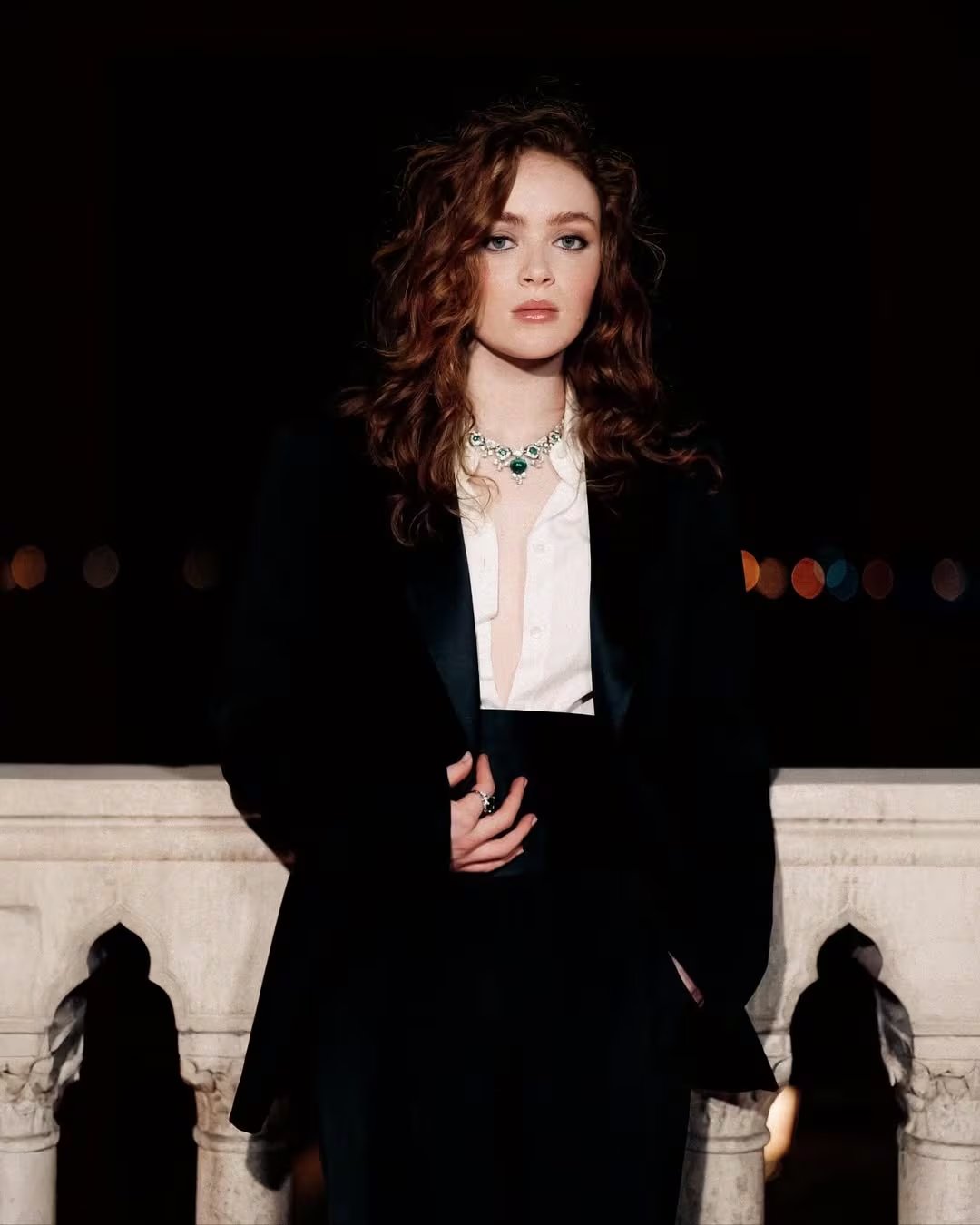 Sadie Sink reserva collares llamativos para la noche y prefiere joyería discreta en el resto de sus apariciones