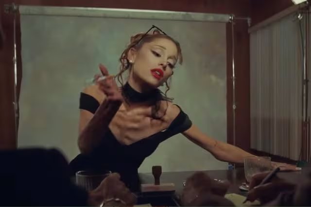 Jameela Jamil culpó al equipo de Ariana Grande por perpetuar la extrema delgadez. (Captura de video)