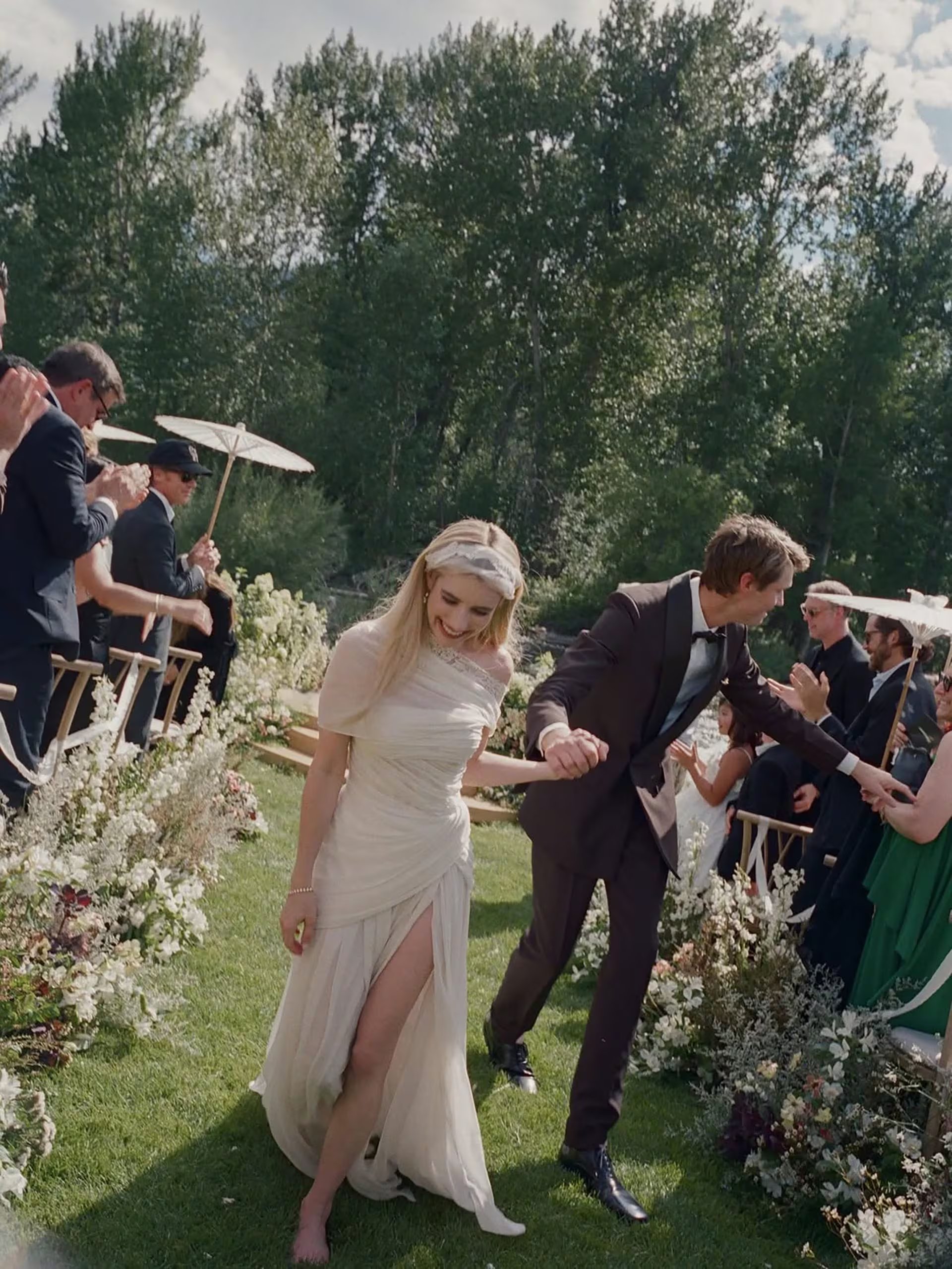 Monique Lhuillier crea un vestido etéreo en gasa de seda con un tono exclusivo llamado Vintage Rose (Instagram: Emma Roberts)