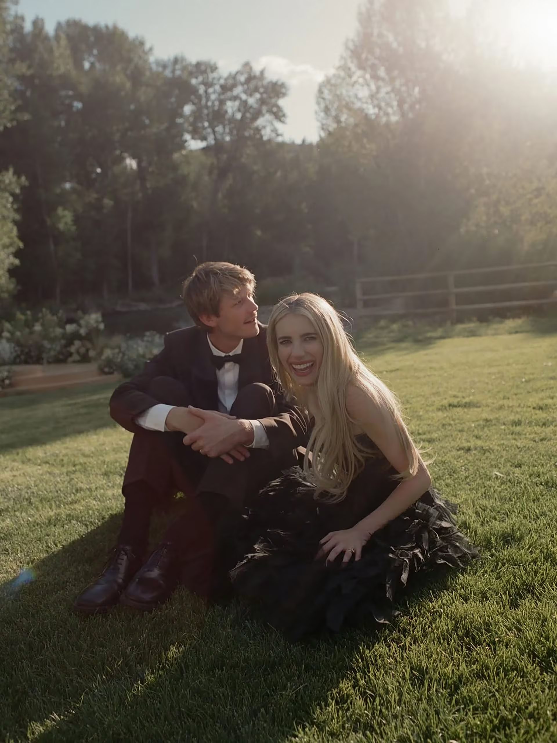 Emma Roberts cambia el blanco nupcial por un vestido negro de archivo para la fiesta posterior (Instagram: Emma Roberts) 