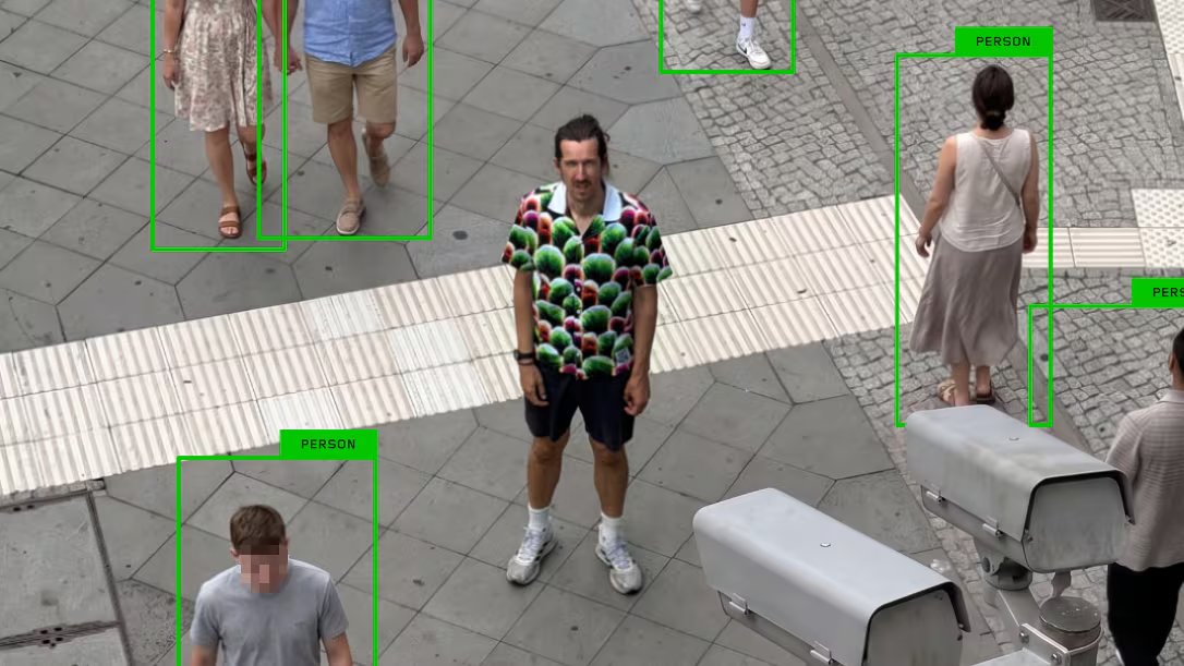 Las pruebas con YOLO y con otro detector accesible desde el navegador mostraron que la prenda dificultó la identificación de la figura en primer plano (Simon Weckert/Digital Camouflage)