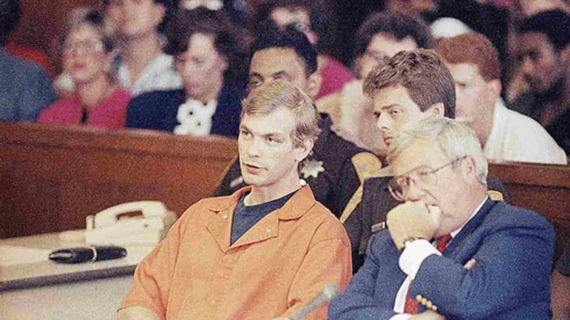 En el departamento de Jeffrey Dahmer, agentes del FBI y del médico forense de Milwaukee hallaron restos humanos de distintas víctimas, incluidos siete cráneos y cuatro cabezas (AP)