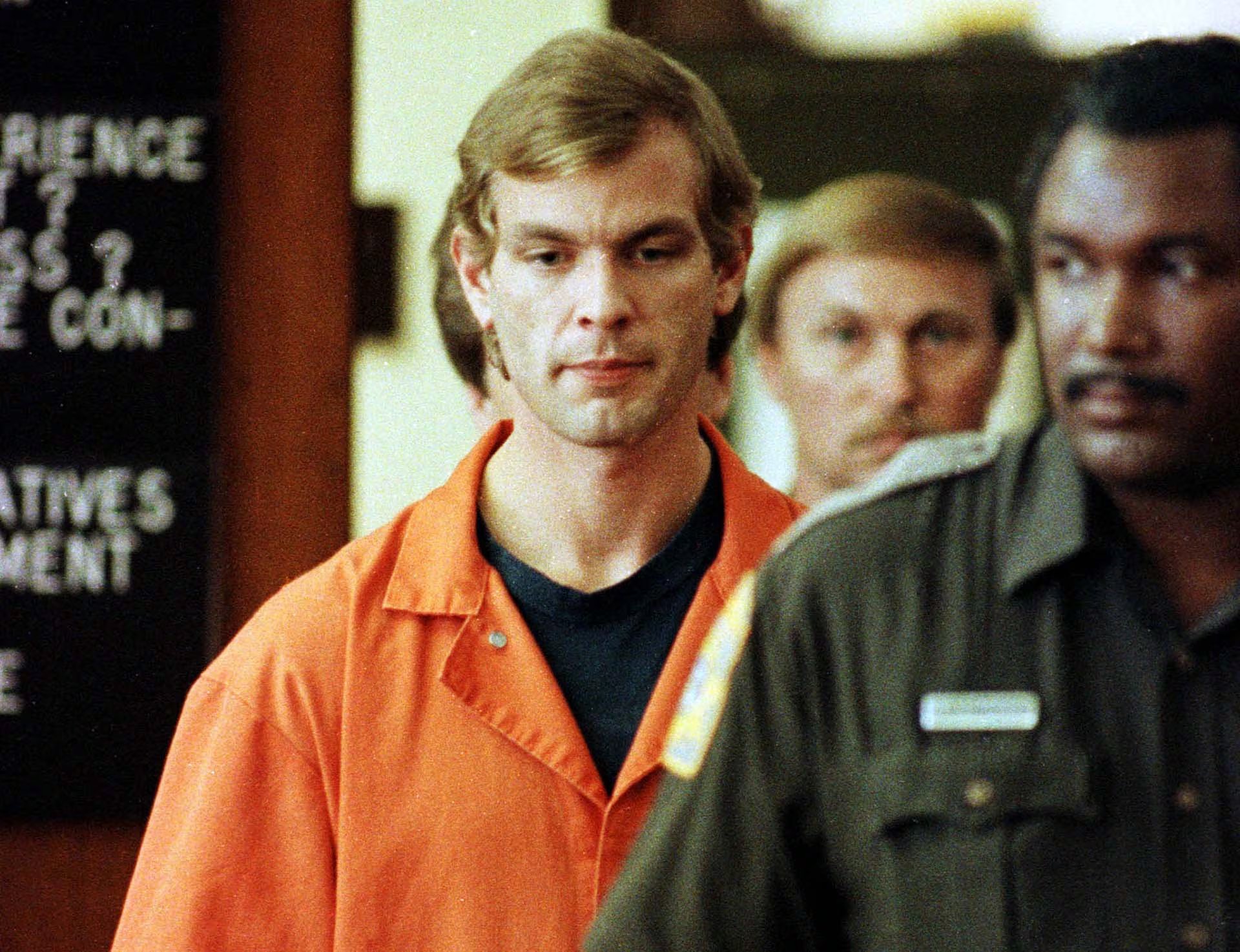Los investigadores encontraron en la vivienda de Jeffrey Dahmer cloroformo, éter, ácido muriático, herramientas y fotografías que fueron incorporadas como evidencia (REUTERS)