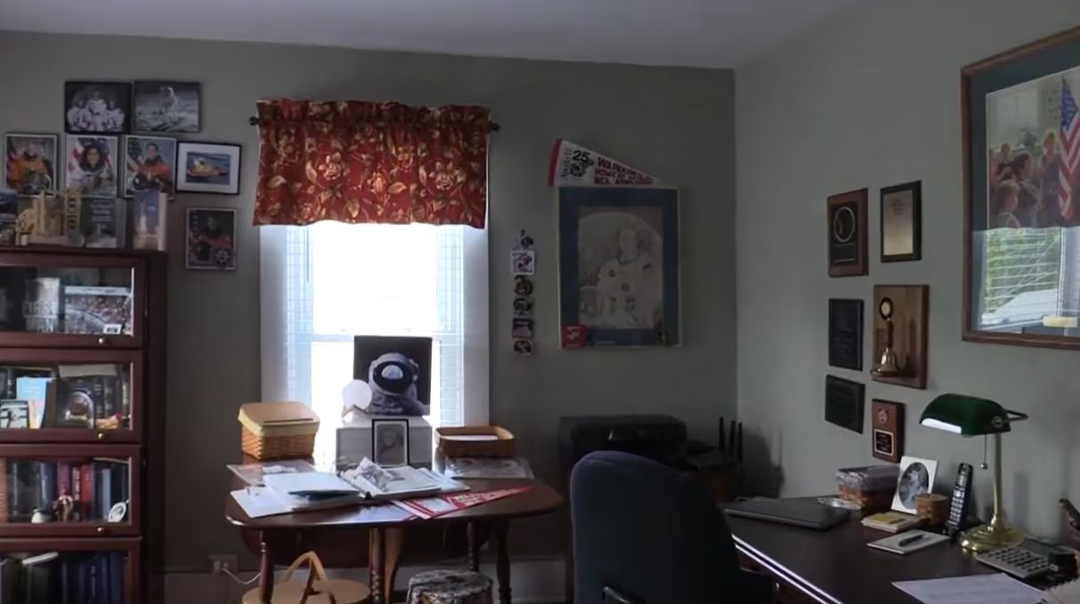 La antigua casa de Neil Armstrong en Ohio incluye una habitación de trabajo con colecciones y objetos personales del célebre astronauta (AOPA)