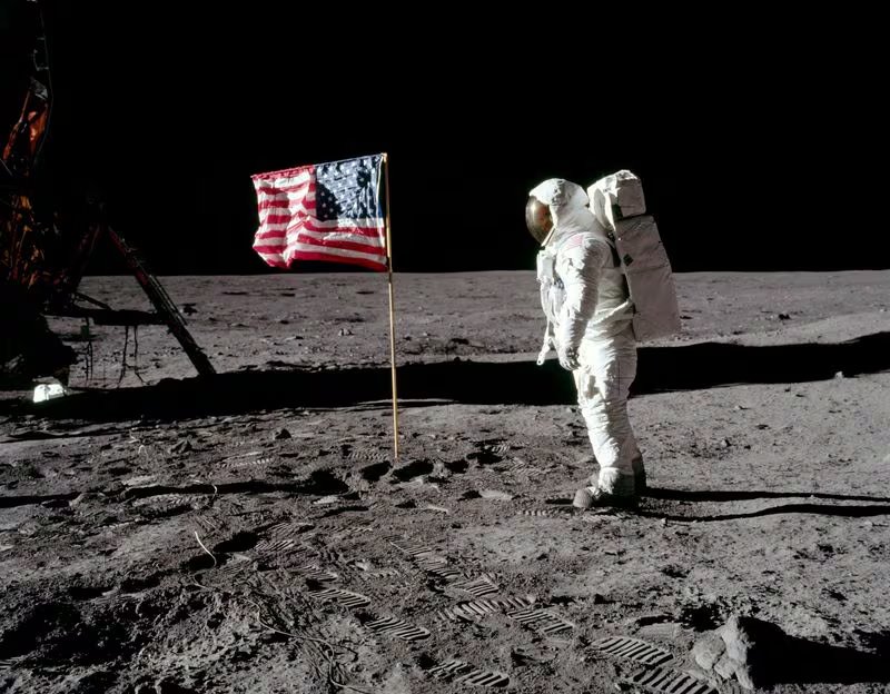 Un espacio de la vivienda está destinado a preservar la memoria del astronauta, donde la actual dueña recibió la visita de ex compañeros de Armstrong y objetos de la misión espacial (NASA/REUTERS)