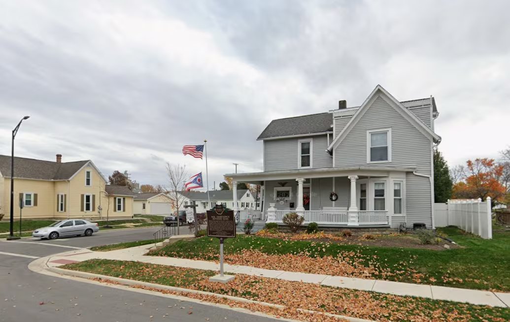 La propiedad conserva el porche frontal, el antiguo dormitorio de Neil Armstrong y el garaje que el astronauta construyó con su padre en el patio trasero (Google Maps)