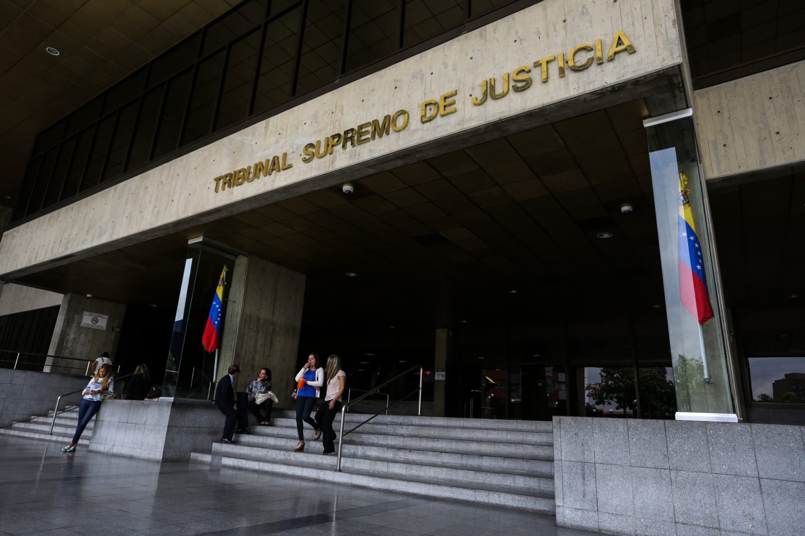 Fotografía de archivo de la entrada principal a la sede del Tribunal Supremo de Justicia (TSJ) de Venezuela, en Caracas. EFE/Cristian Hernández
