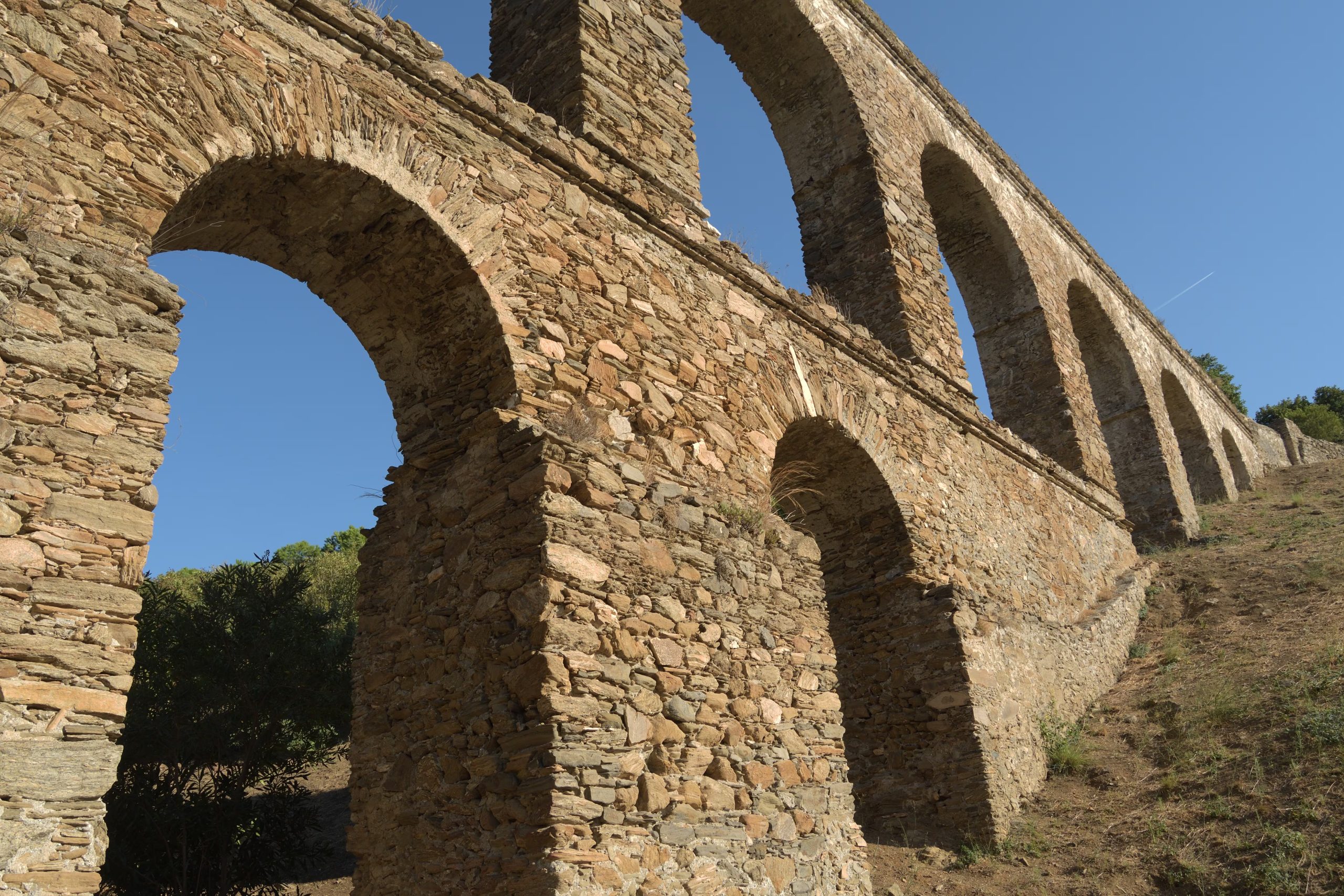 El Acueducto de Almuñécar, en Granada (Adobe Stock).