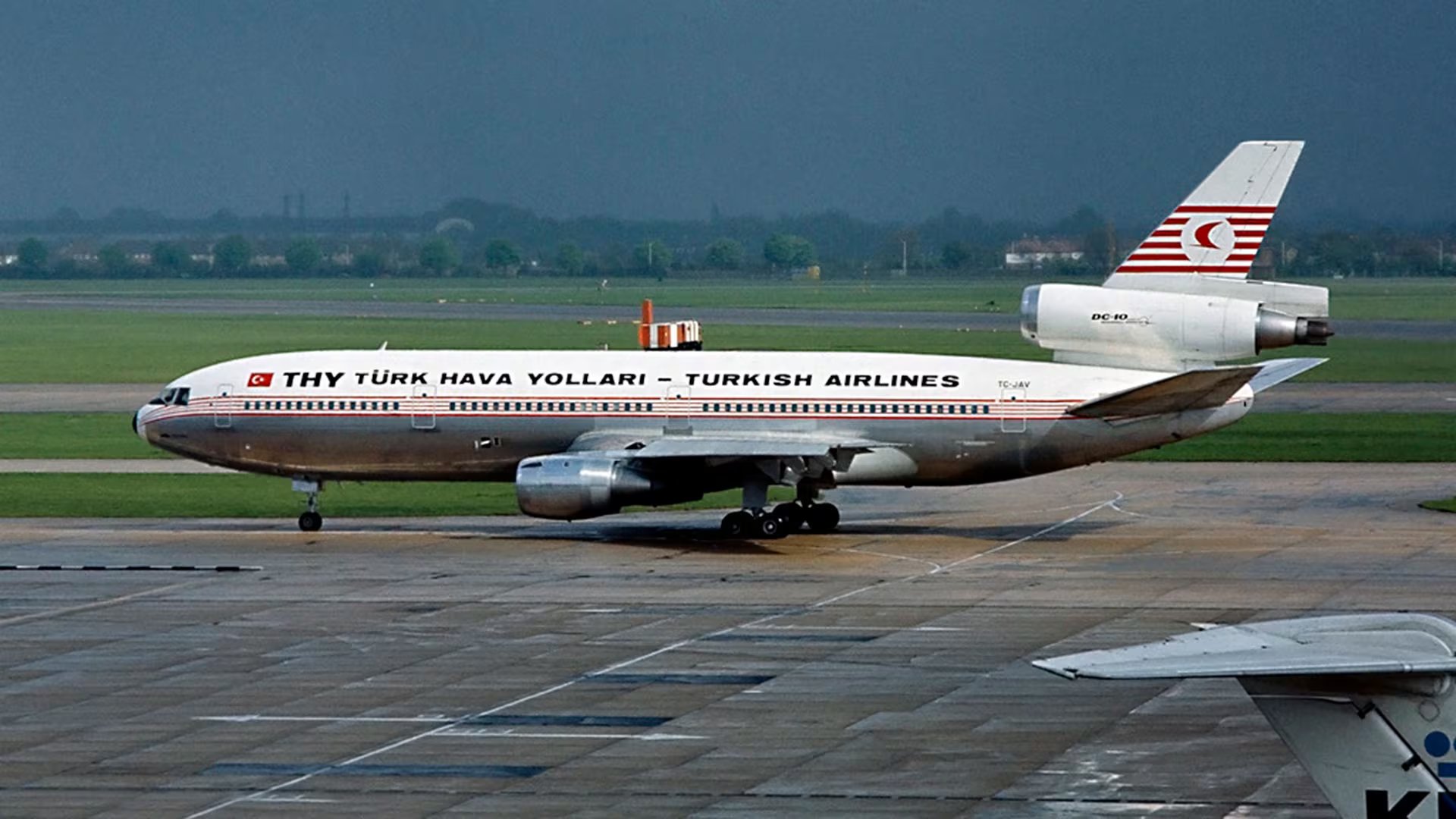 El McDonnell Douglas DC-10 de Turkish Airlines transportaba pasajeros y tripulantes de 21 nacionalidades en la ruta Estambul-París-Londres (Steve Fitzgerald / Wikipedia)