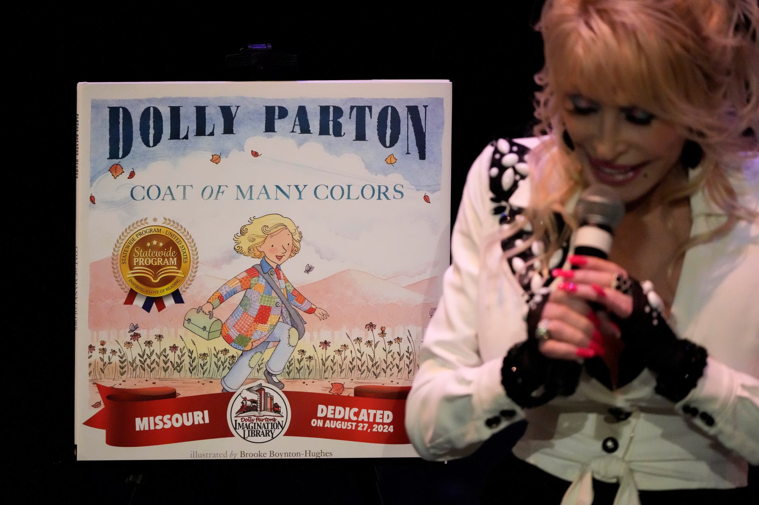 La Dollywood Foundation, creada en 1988, nació con el propósito de elevar los índices de escolarización en Tennessee, donde la tasa de abandono escolar superaba el 30% en algunas comunidades (Foto AP/Charlie Riedel)