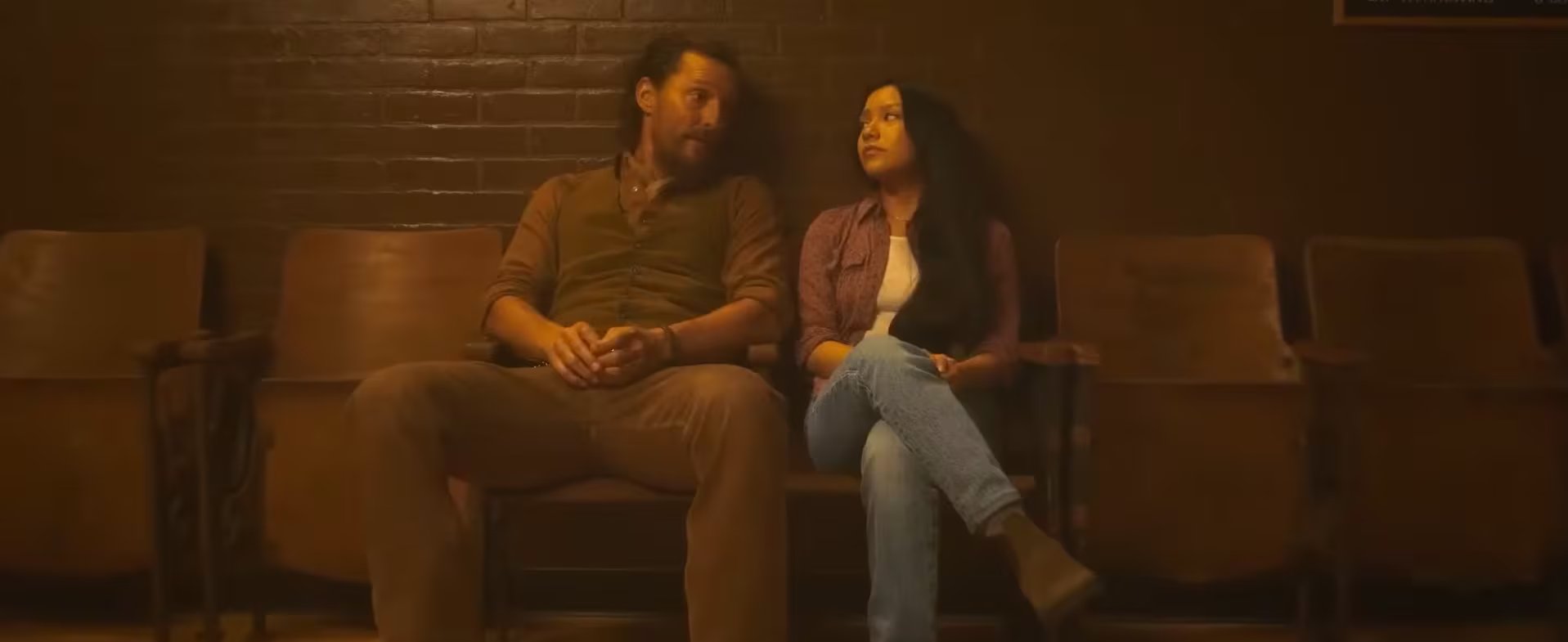 La relación entre Amziah y Kateri, interpretada por Angelina LookingGlass, ocupa un lugar central en la historia de reencuentros y adversidad (Captura de video: YouTube/@RottenTomatoesTRAILERS)