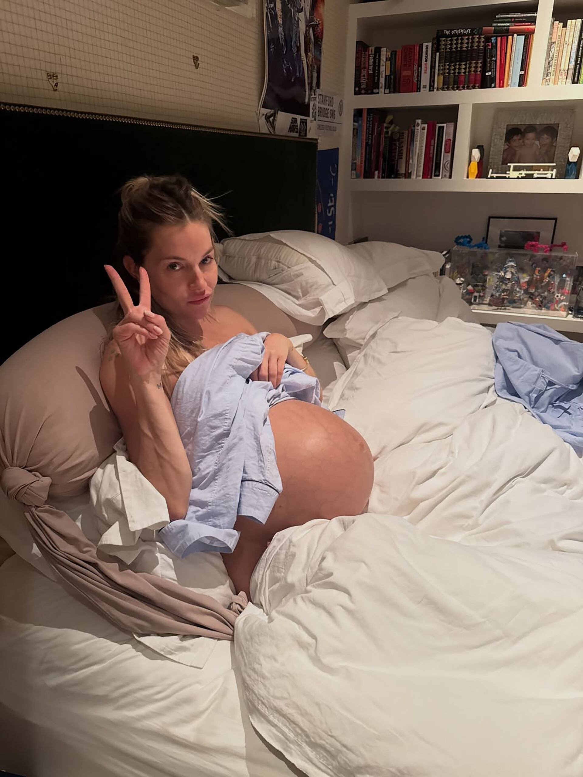La actriz británica contó que su primera maternidad terminó en una cesárea de emergencia después de 27 horas de trabajo de parto (@siennathing)