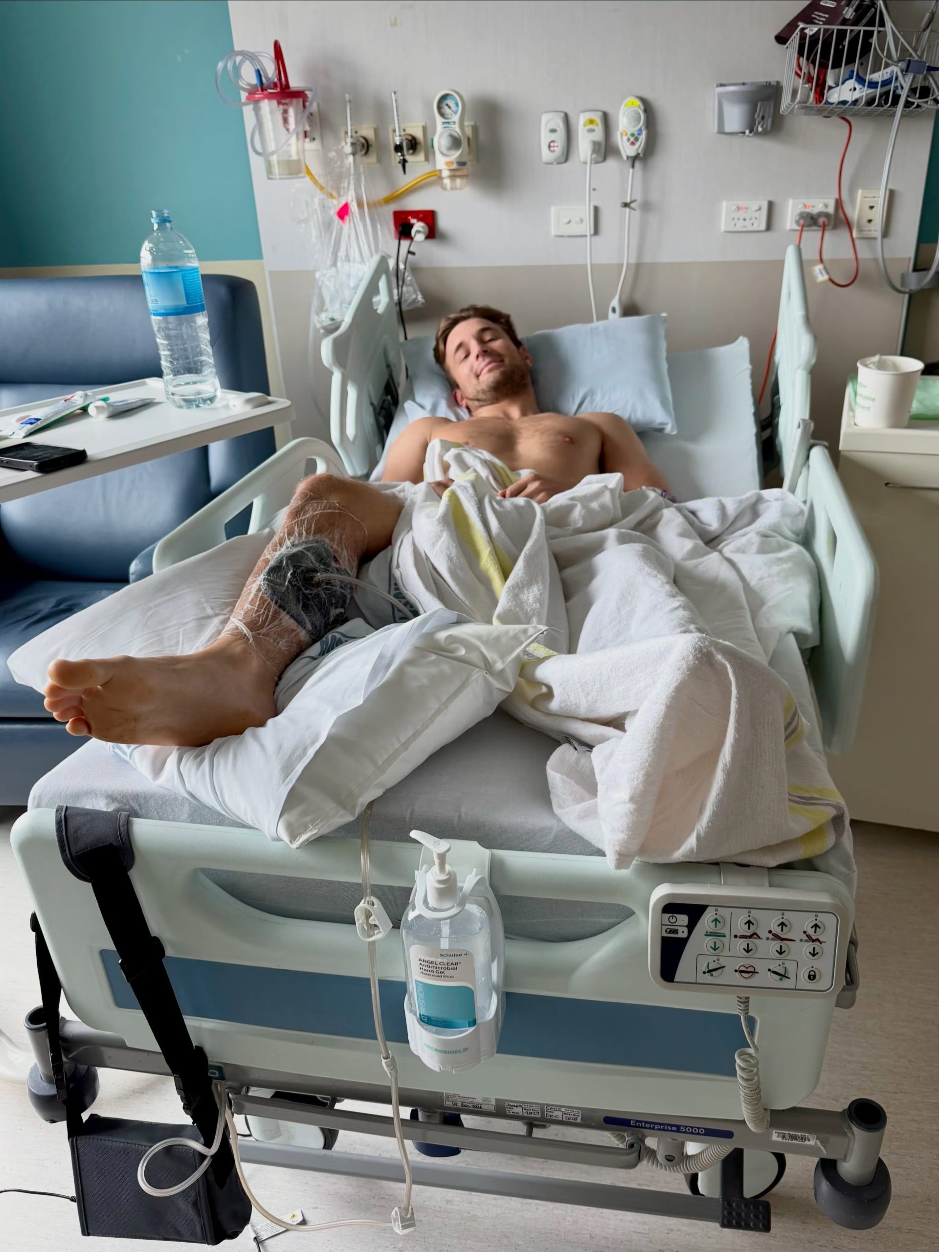 Un influencer registró el momento en que un tiburón mordió su pierna. (Créditos: Henry Gibbs)