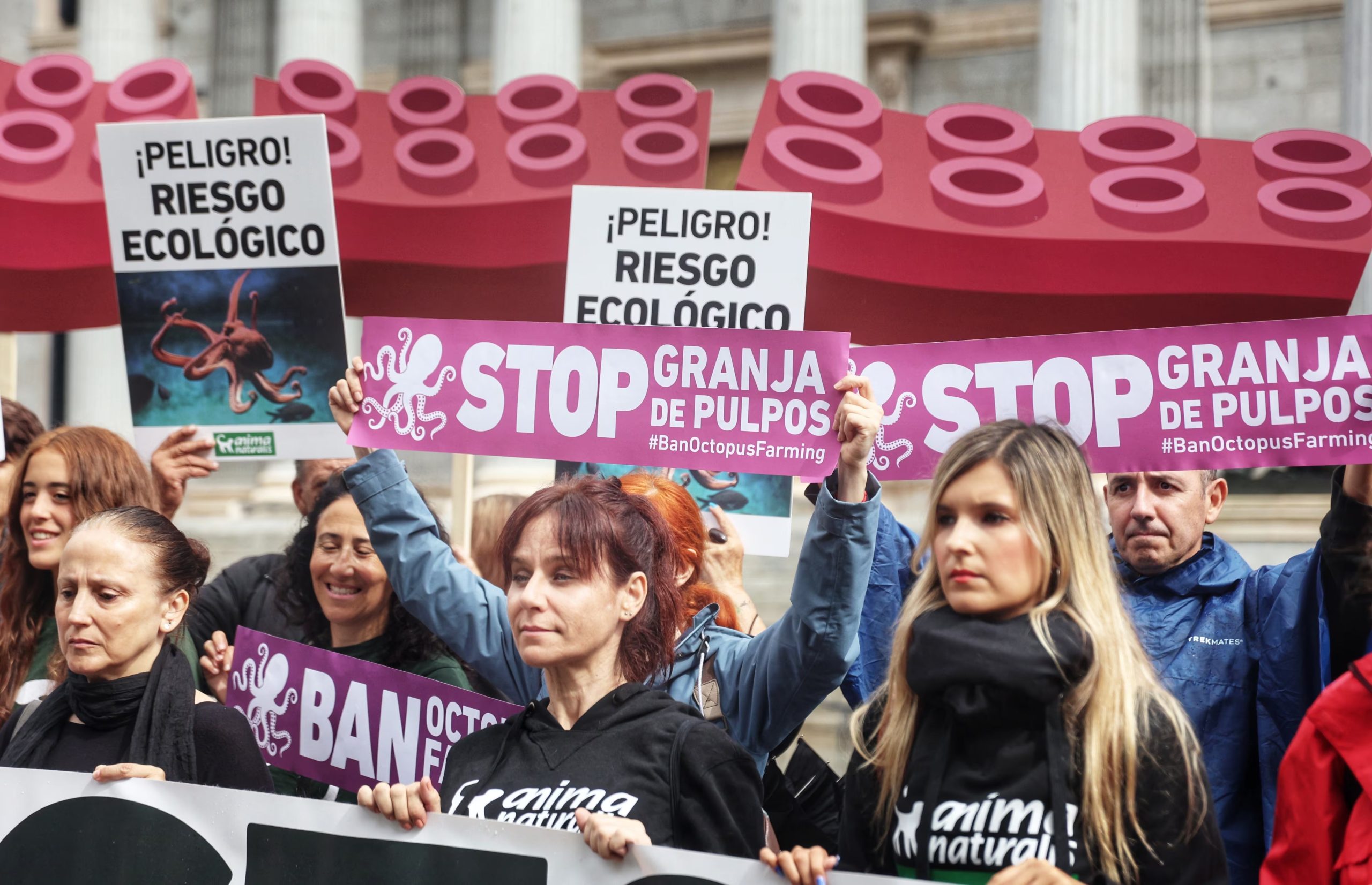 Decenas de manifestantes durante una concentración contra la granja de pulpos frente al Congreso de los Diputados, a 30 de agosto de 2023, en Madrid (España). (Ricardo Rubio/Europa Press)