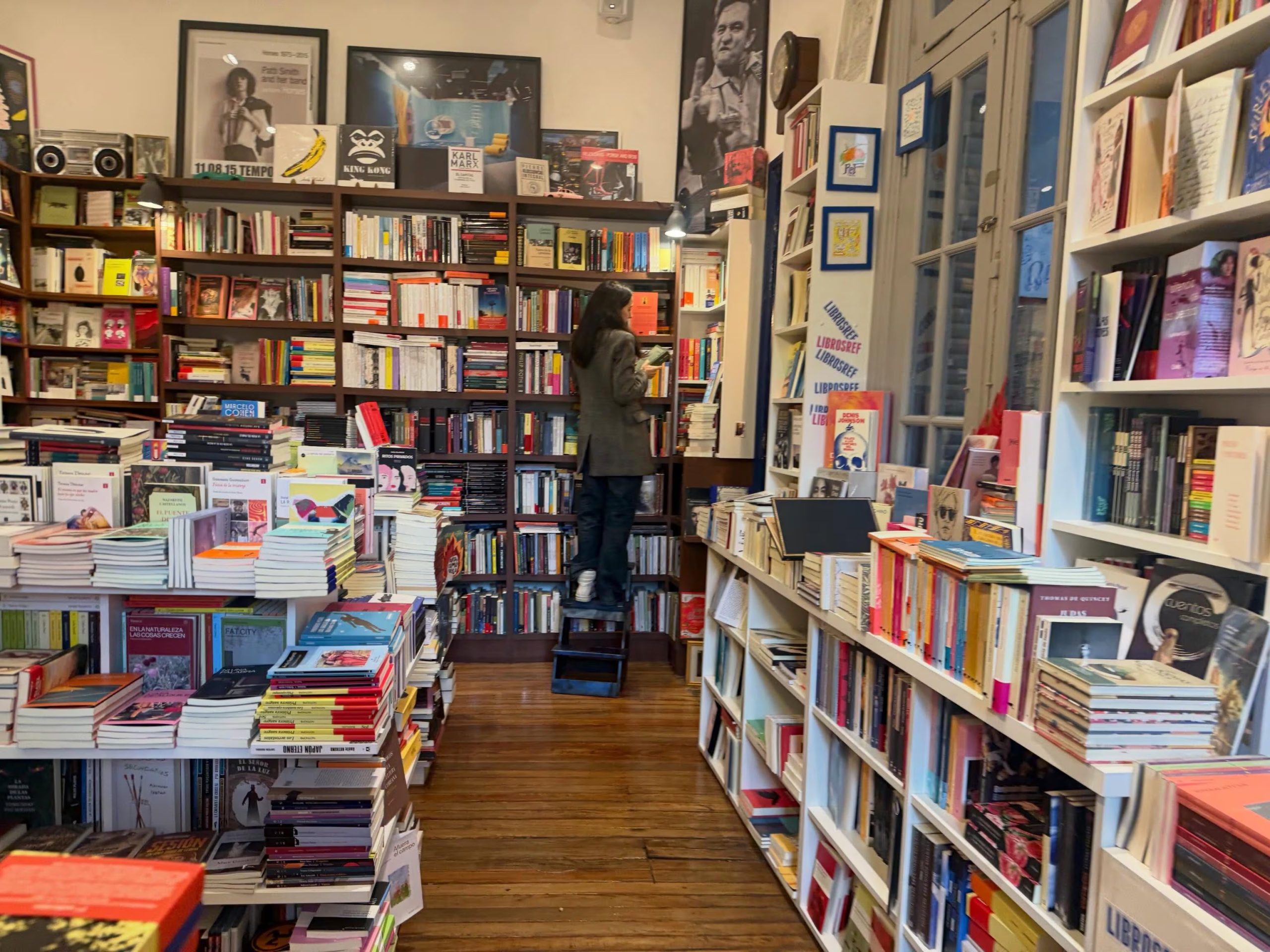 Rosalía aprovechó para recorrer librerías de la ciudad