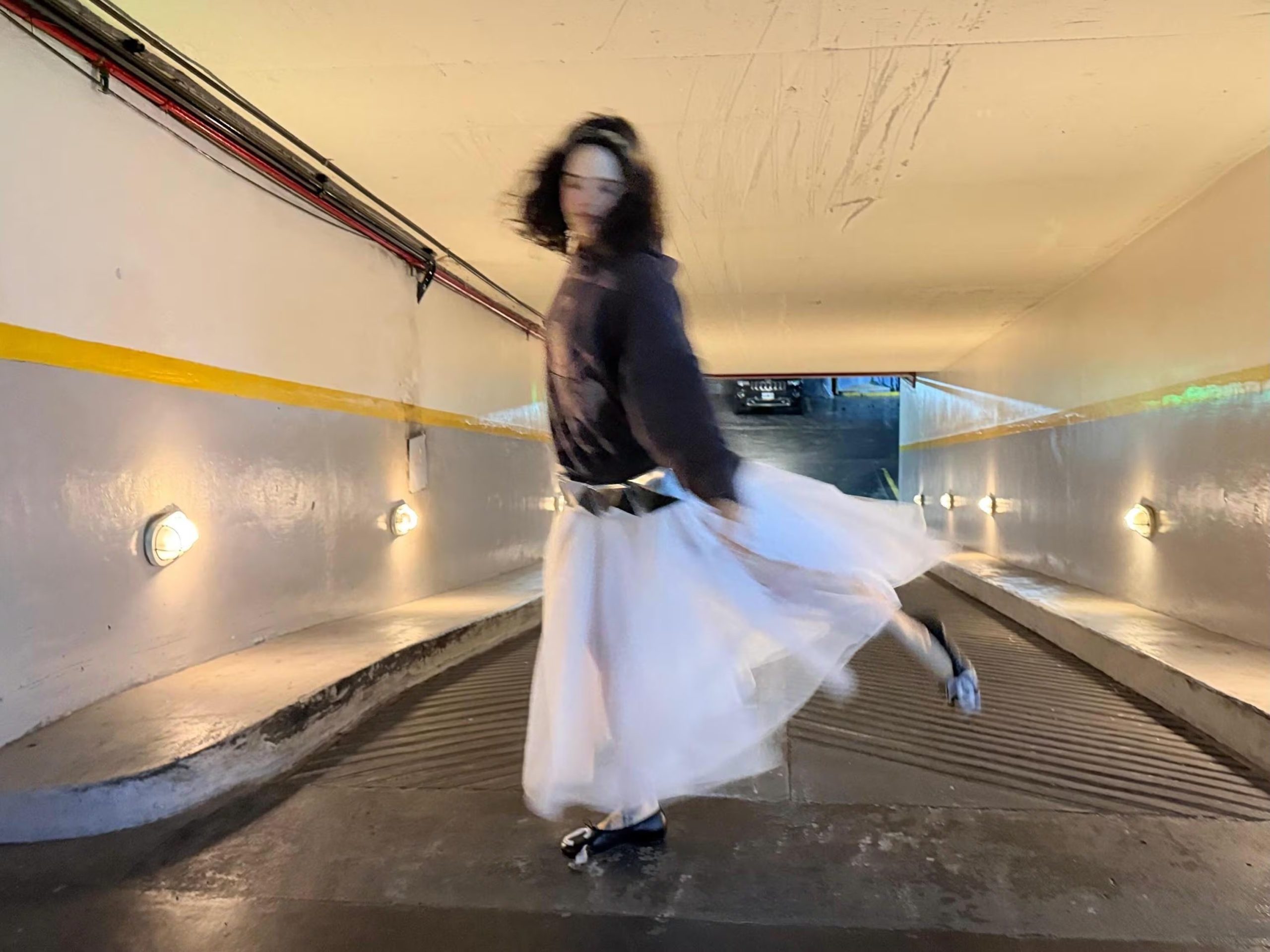 Rosalía bailó en una rampa de cemento, preparándose para sus presentaciones