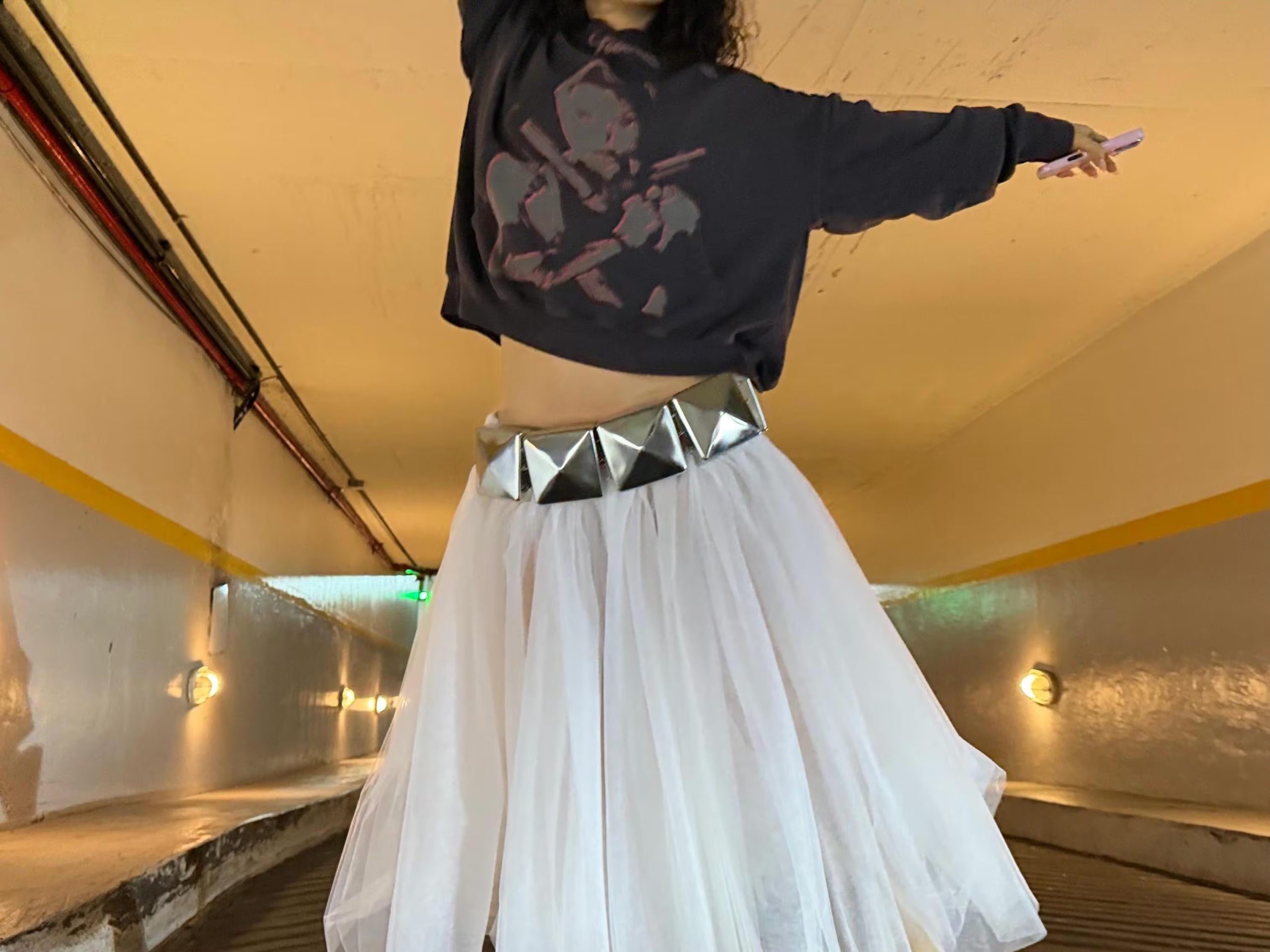 Pollera de tul, remera manga larga negra y cinturón fueron los elegidos